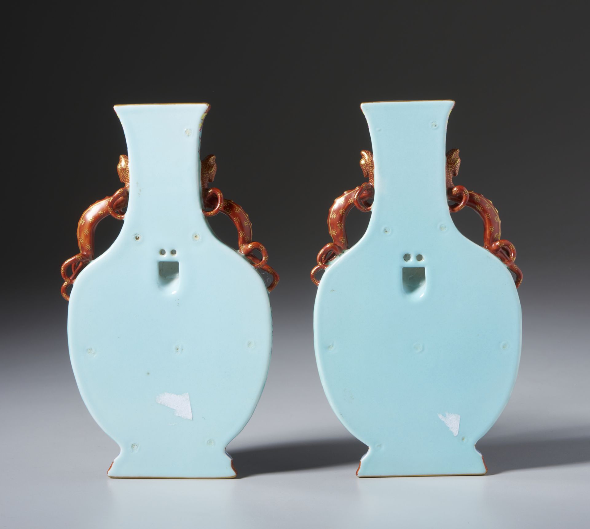 A pair of wall porcelain balauster vases with Qilong-shaped handles and central white reserve with - Bild 4 aus 5