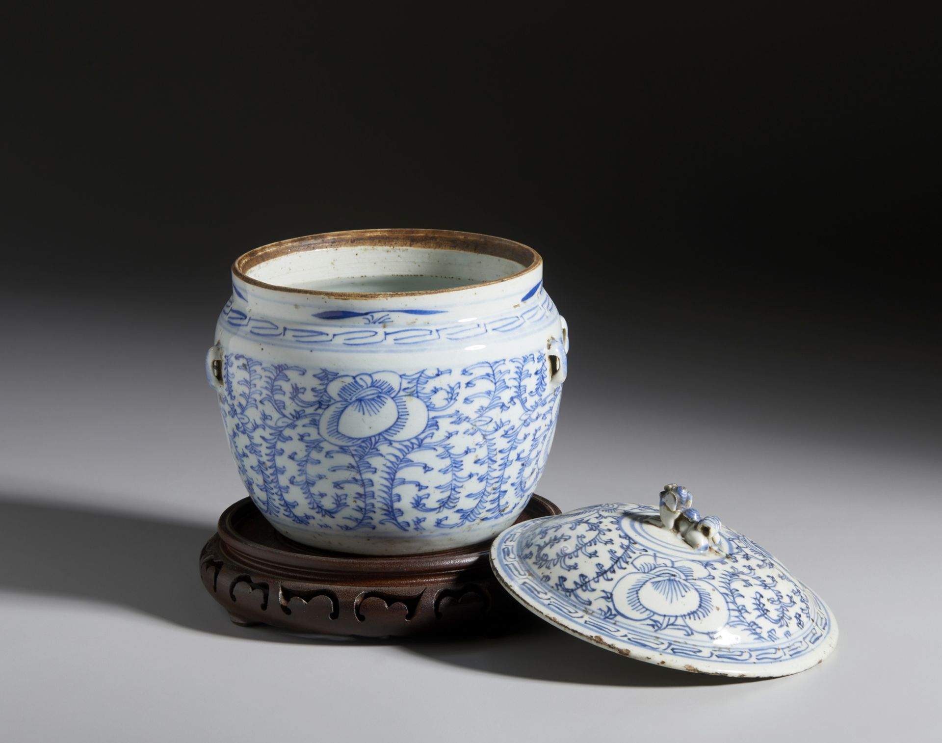 A blue and white porcelain storage jar China, Qing dynasty, 18th century Cm 19,50 x 22,50 - Bild 4 aus 5