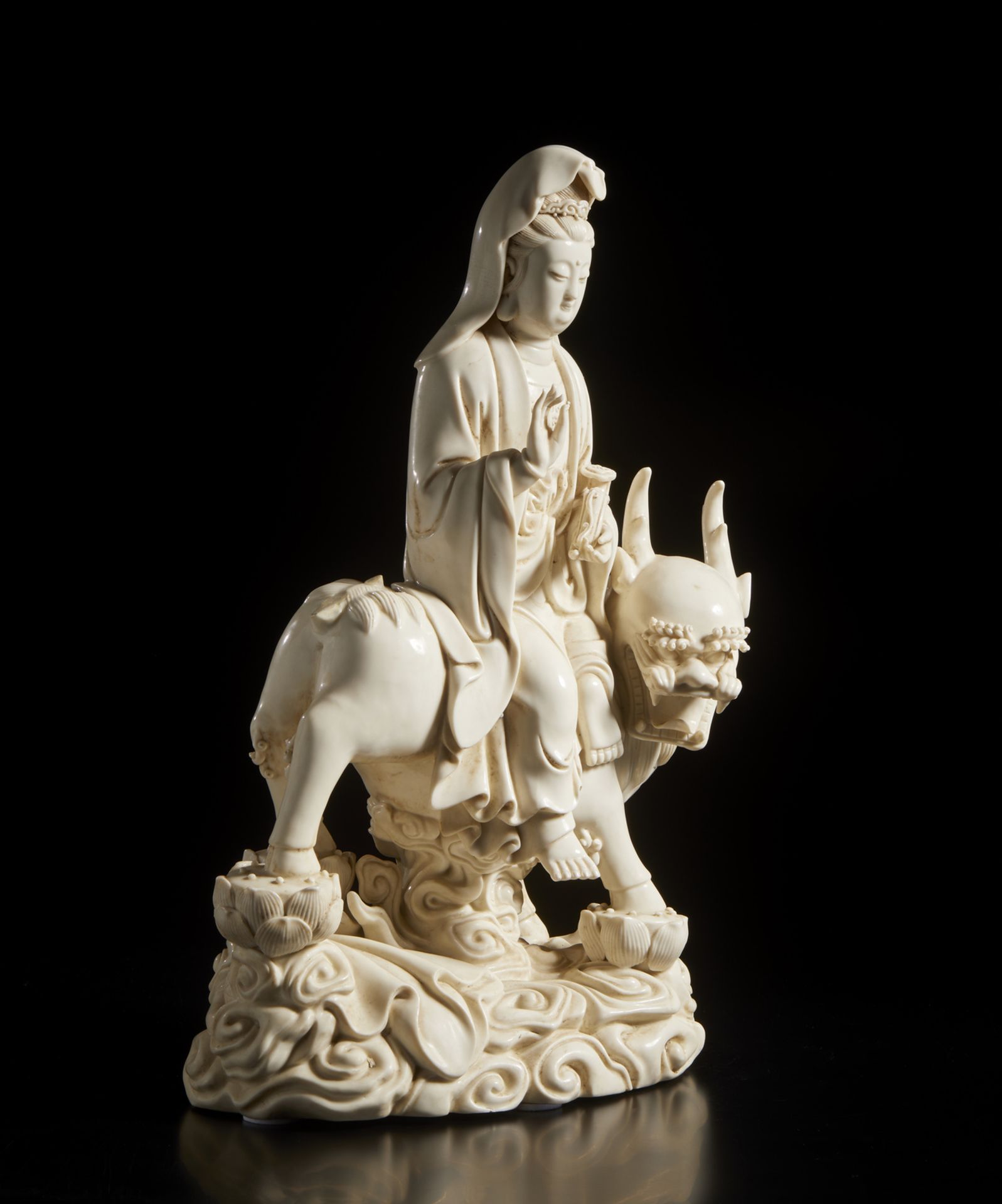 A Dehua porcelain figure of Guanyin China, late 19th- early 20th century Blanc de Chine manufacture, - Bild 2 aus 5