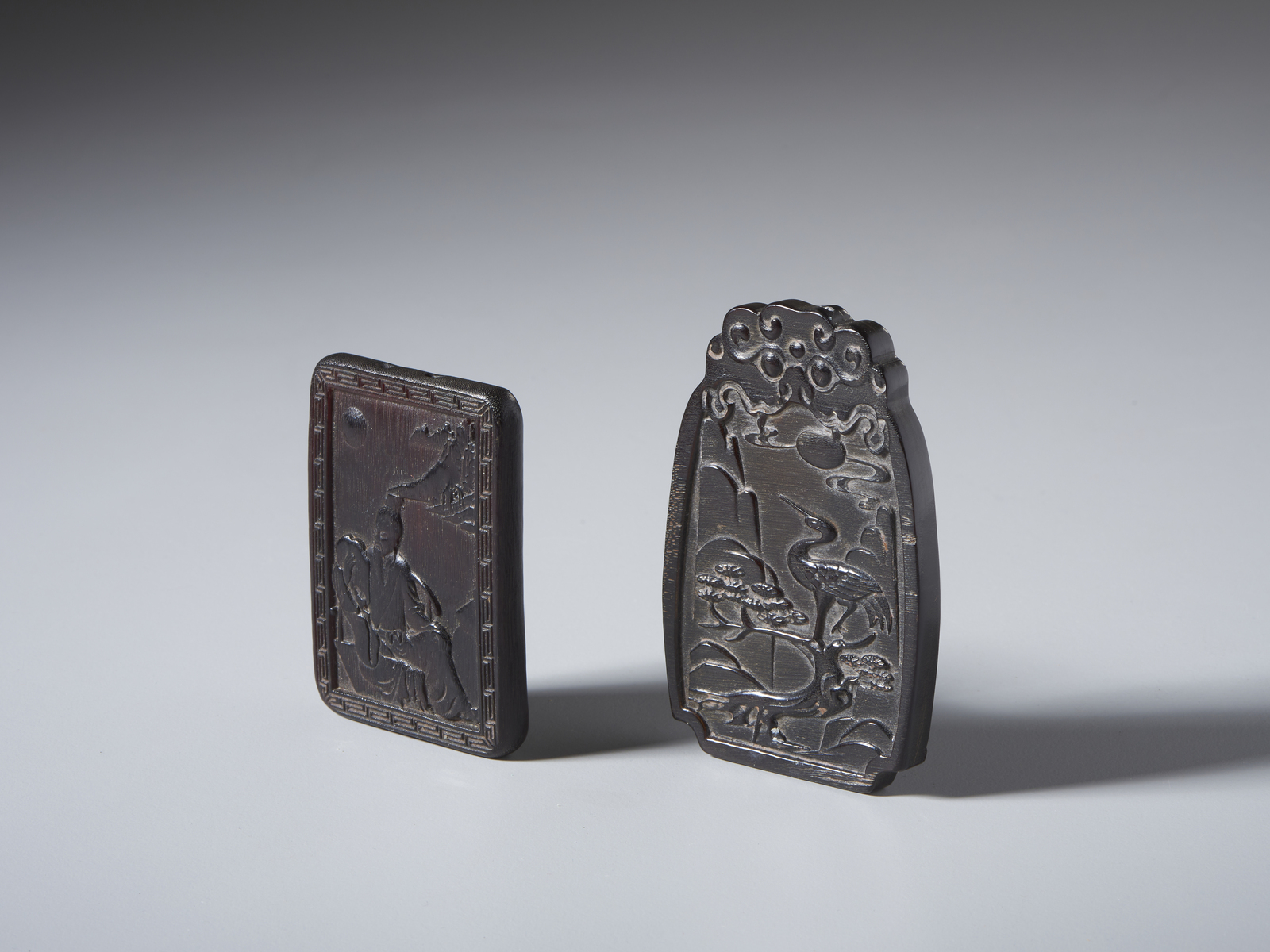 Two carved horn pendents China, Qing, 19th century Second plaque size: 9 x 6 cm.Cm 7,20 x 5,30 - Image 3 of 3