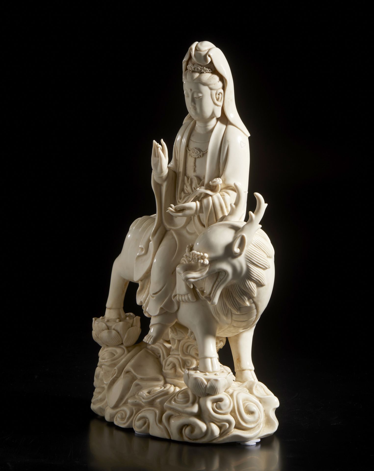 A Dehua porcelain figure of Guanyin China, late 19th- early 20th century Blanc de Chine manufacture, - Bild 3 aus 5