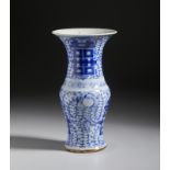 A blue and white phoenix tail shaped porcelain vase China, Qing dynasty, 19th century Cm 20,50 x