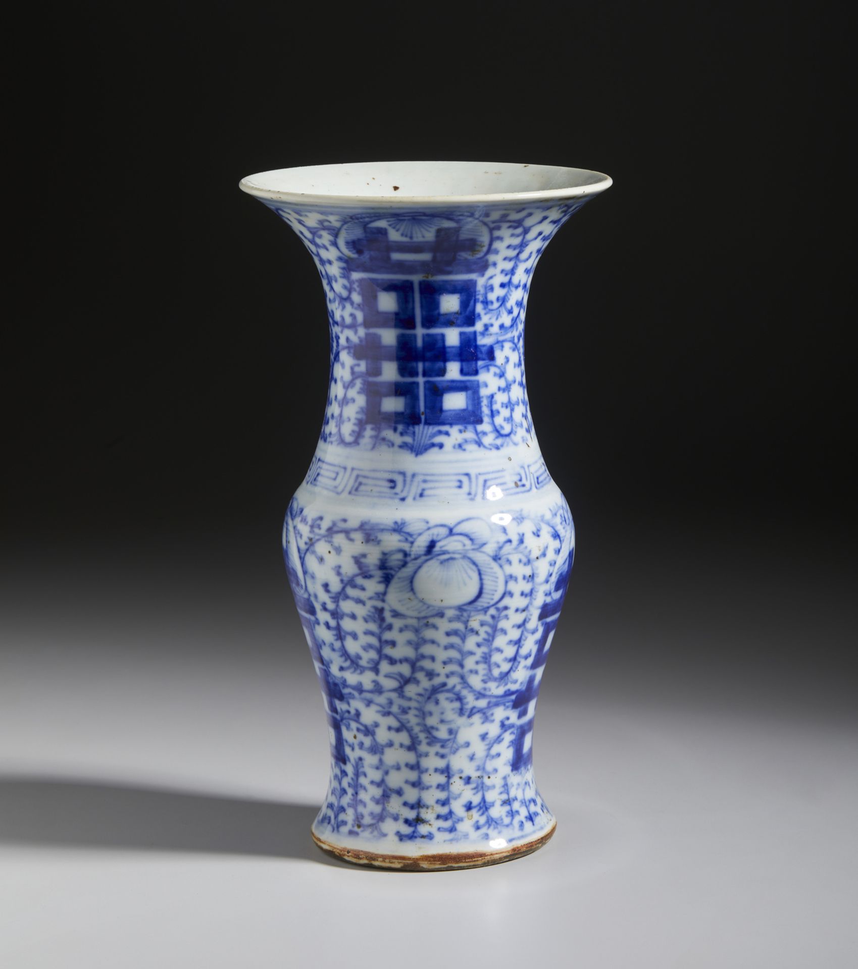 A blue and white phoenix tail shaped porcelain vase China, Qing dynasty, 19th century Cm 20,50 x