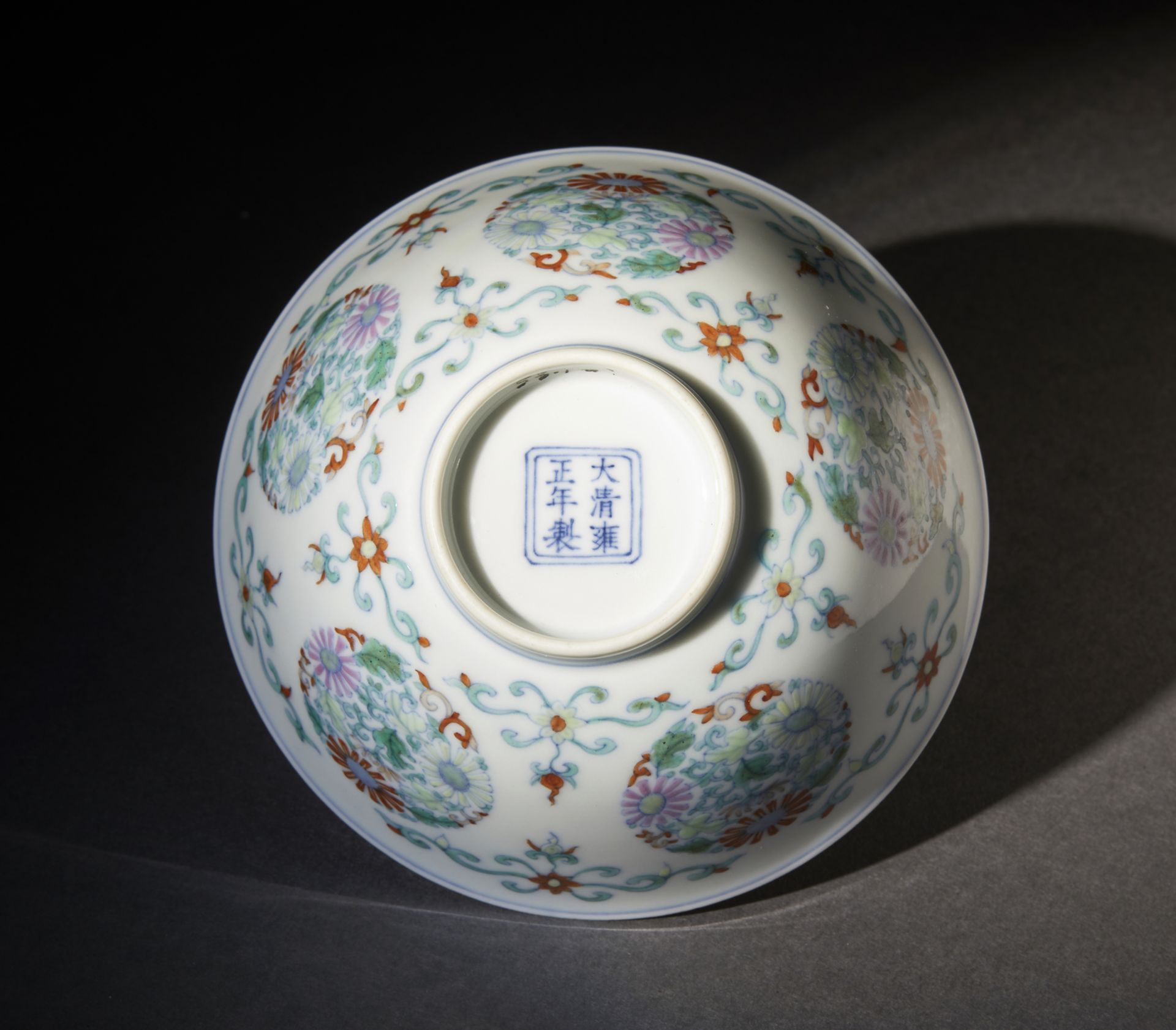 A doucai porcelain cup. Cina, Qing dynasty, 19th century A porcelain cup with elegant doucai - Bild 5 aus 5