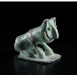 A turquoise glazed model of a recumbent feline Iran, 13th century or later Cm 10,50 x 14,50