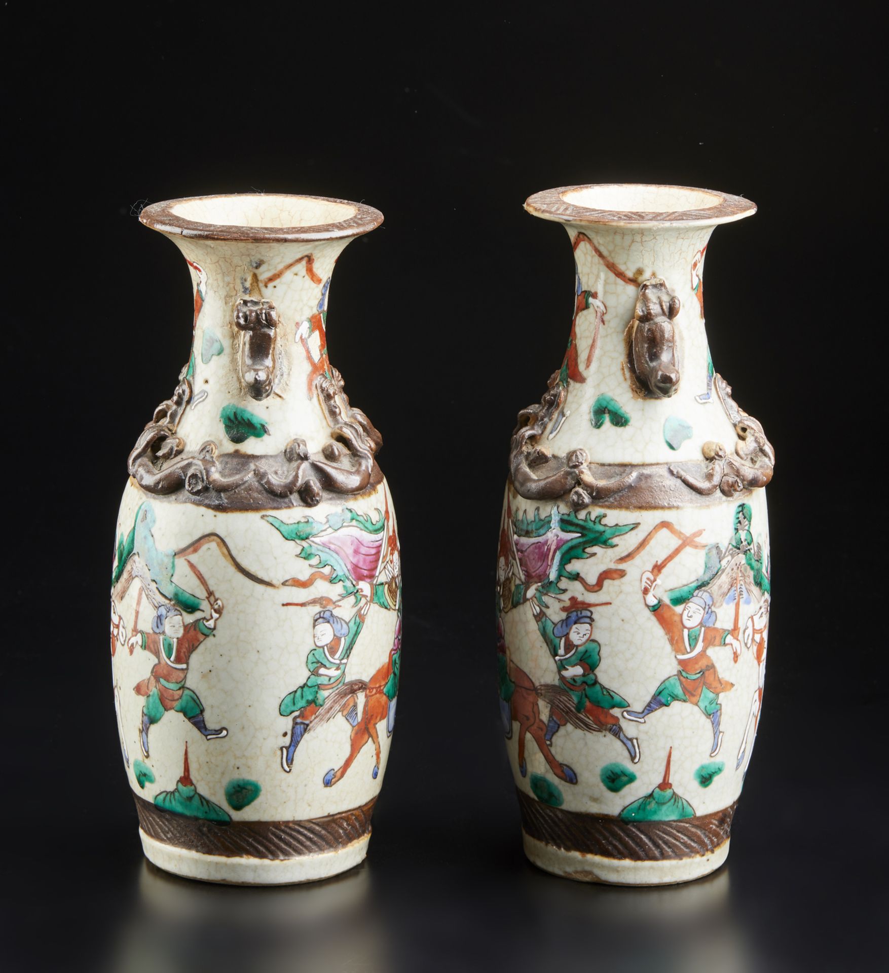 A pair of baluster porcelain vases painted with characters. China, Qing dynasty, 19th century.Cm - Bild 2 aus 3