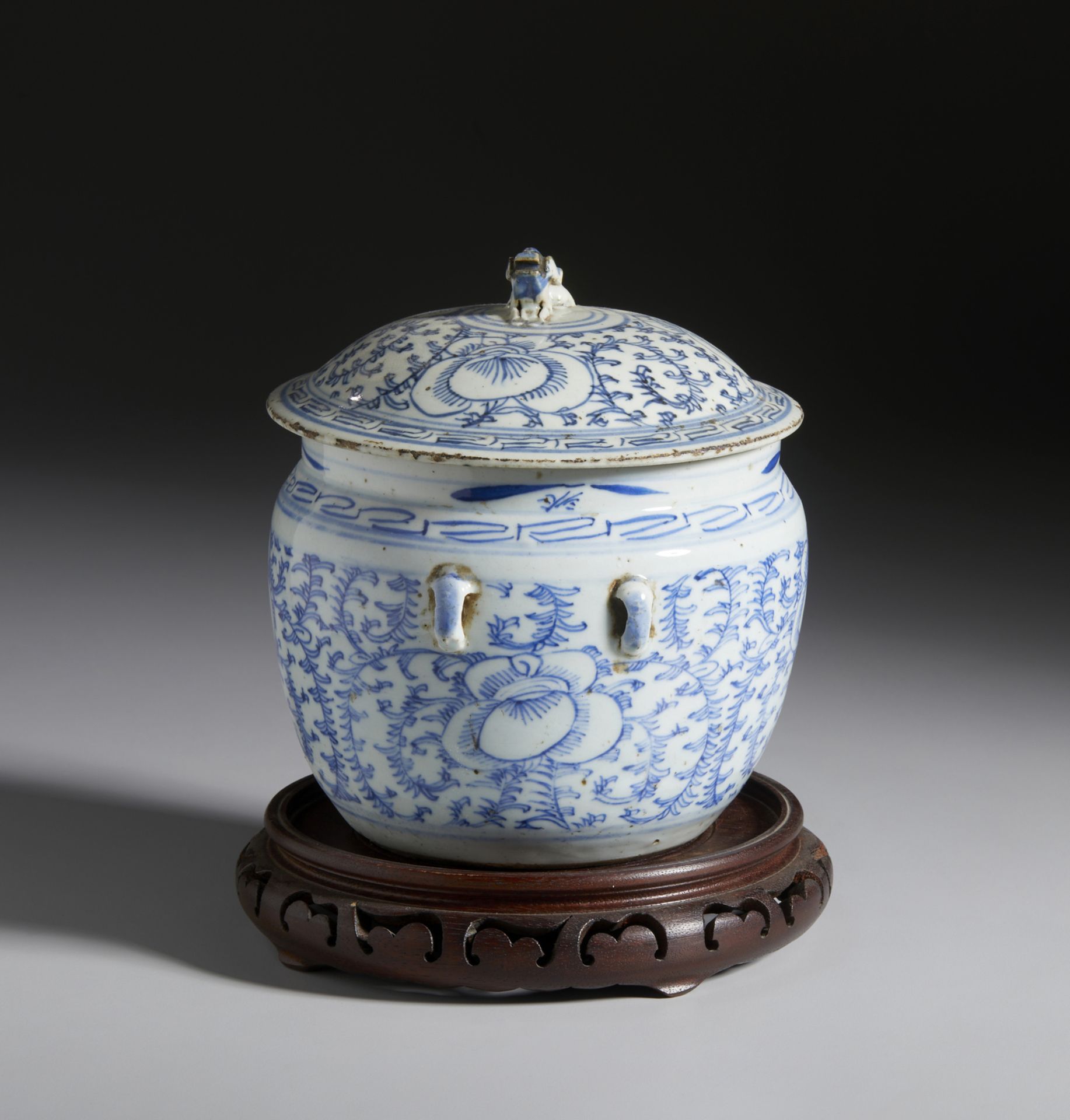 A blue and white porcelain storage jar China, Qing dynasty, 18th century Cm 19,50 x 22,50 - Bild 2 aus 5