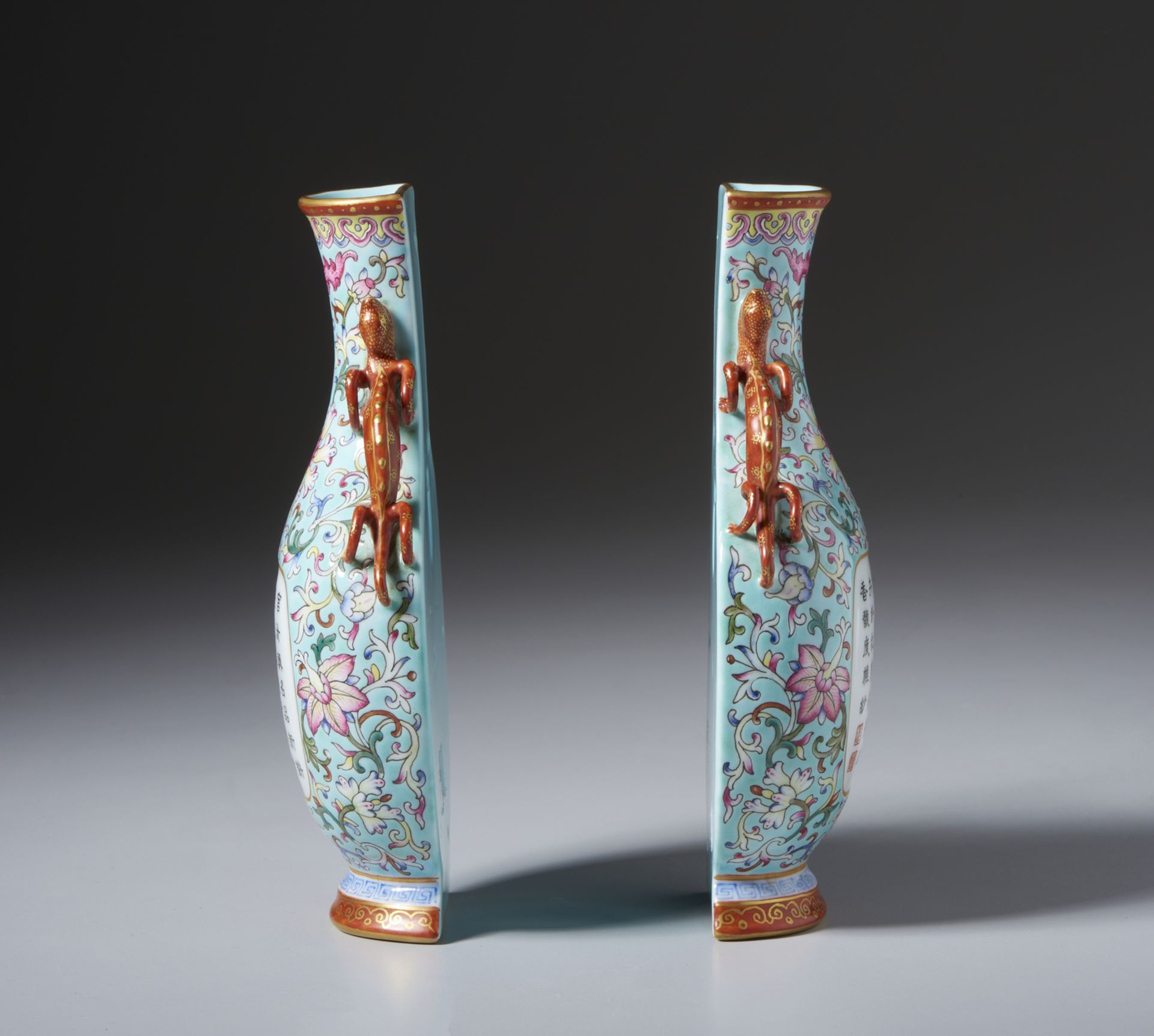A pair of wall porcelain balauster vases with Qilong-shaped handles and central white reserve with - Bild 2 aus 5