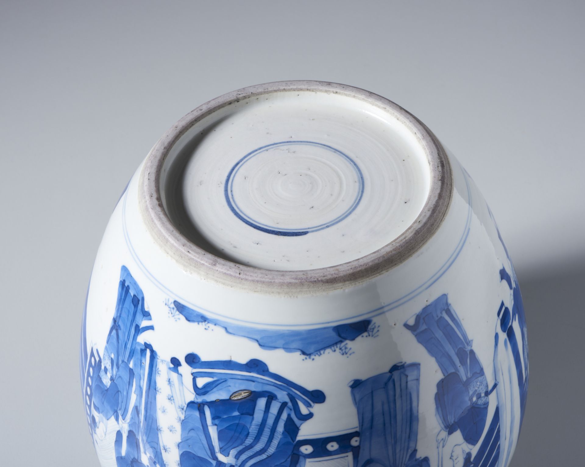 A fine blue&white porcelain jar, painted with figures in outdoor. On the base double circle mark - Bild 5 aus 5