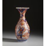 An Imari porcelain fluted vase Japan, late 19th century Cm 19,00 x 49,00
