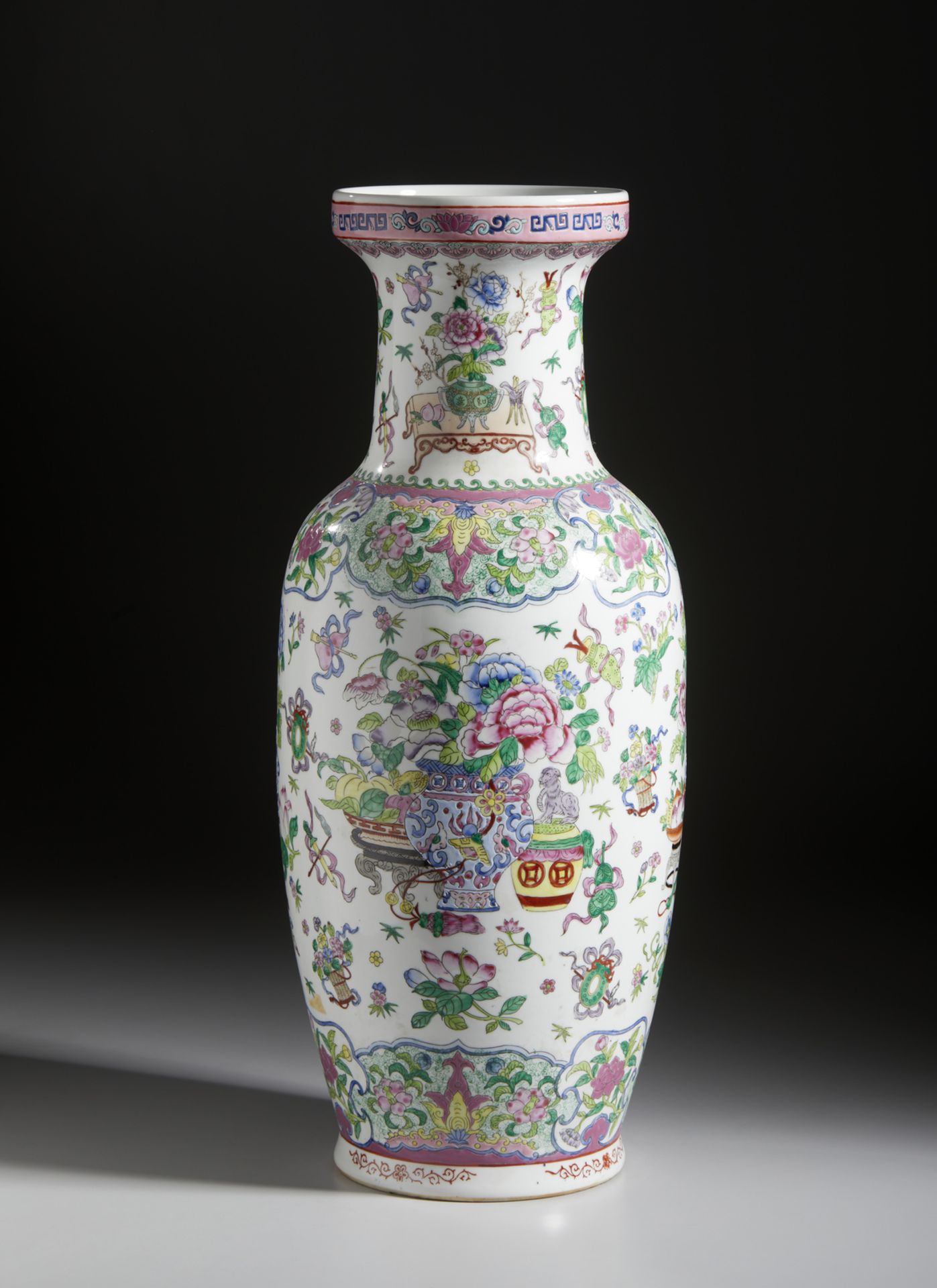 A famille rose porcelain vase decorated with peaches and sprays China, 20th century Glazed porcelain - Bild 3 aus 5