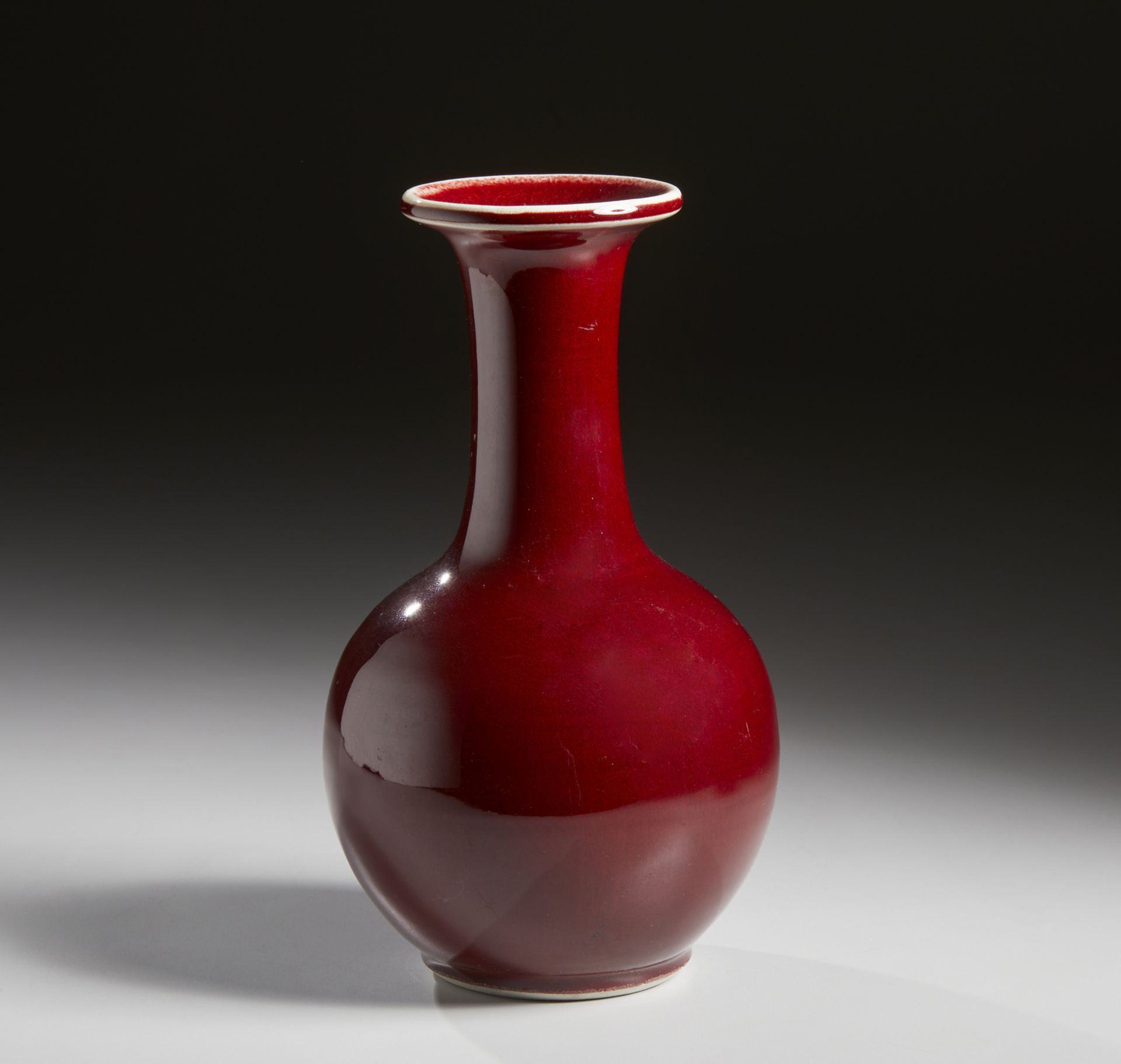A sang de boeuf glazed porcelain vase China, 19th century Cm 15,00 x 24,00 - Bild 2 aus 3