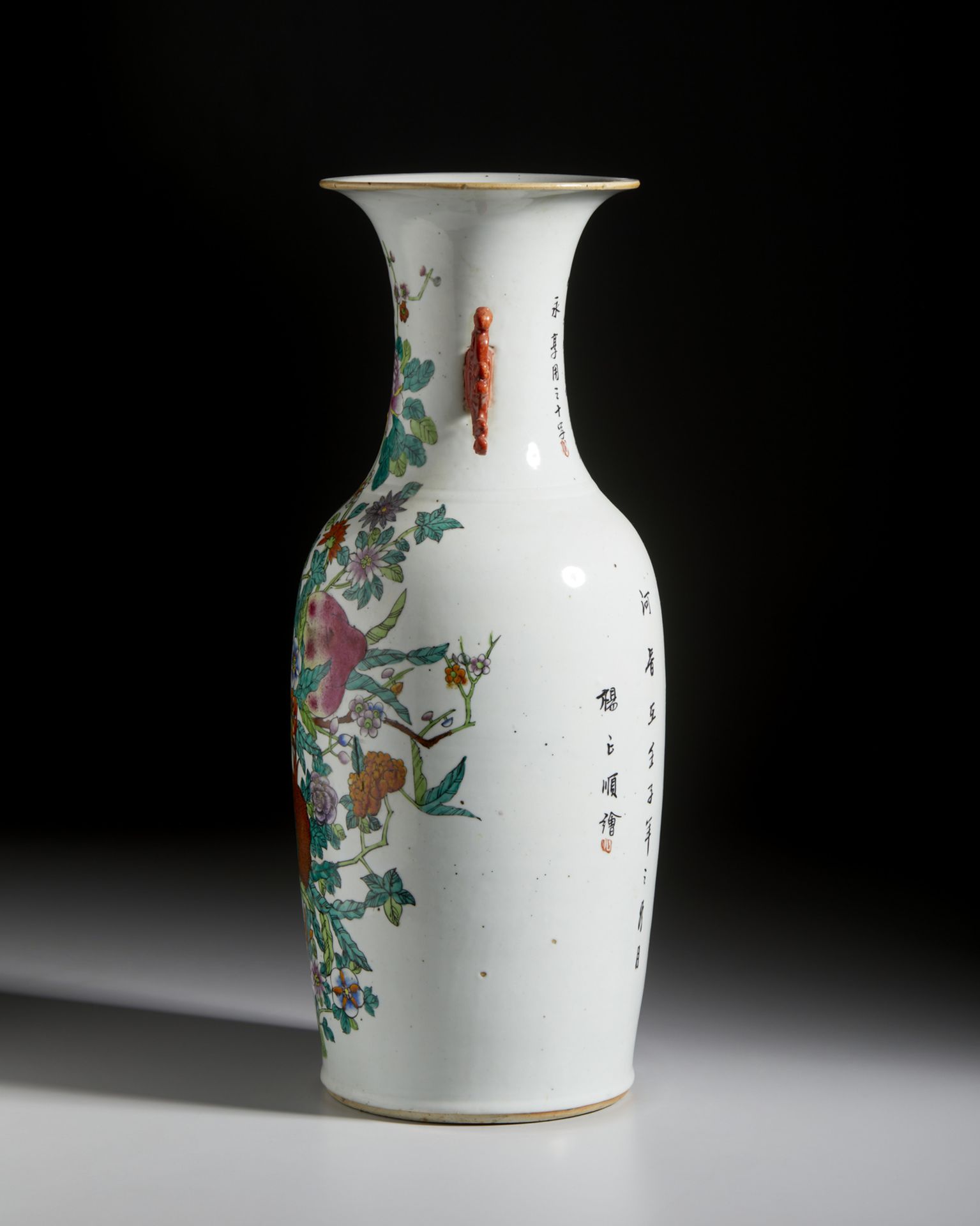 A famille rose porcelain baluster vase painted with flowers China, Republic Period, 20th century - Bild 2 aus 5