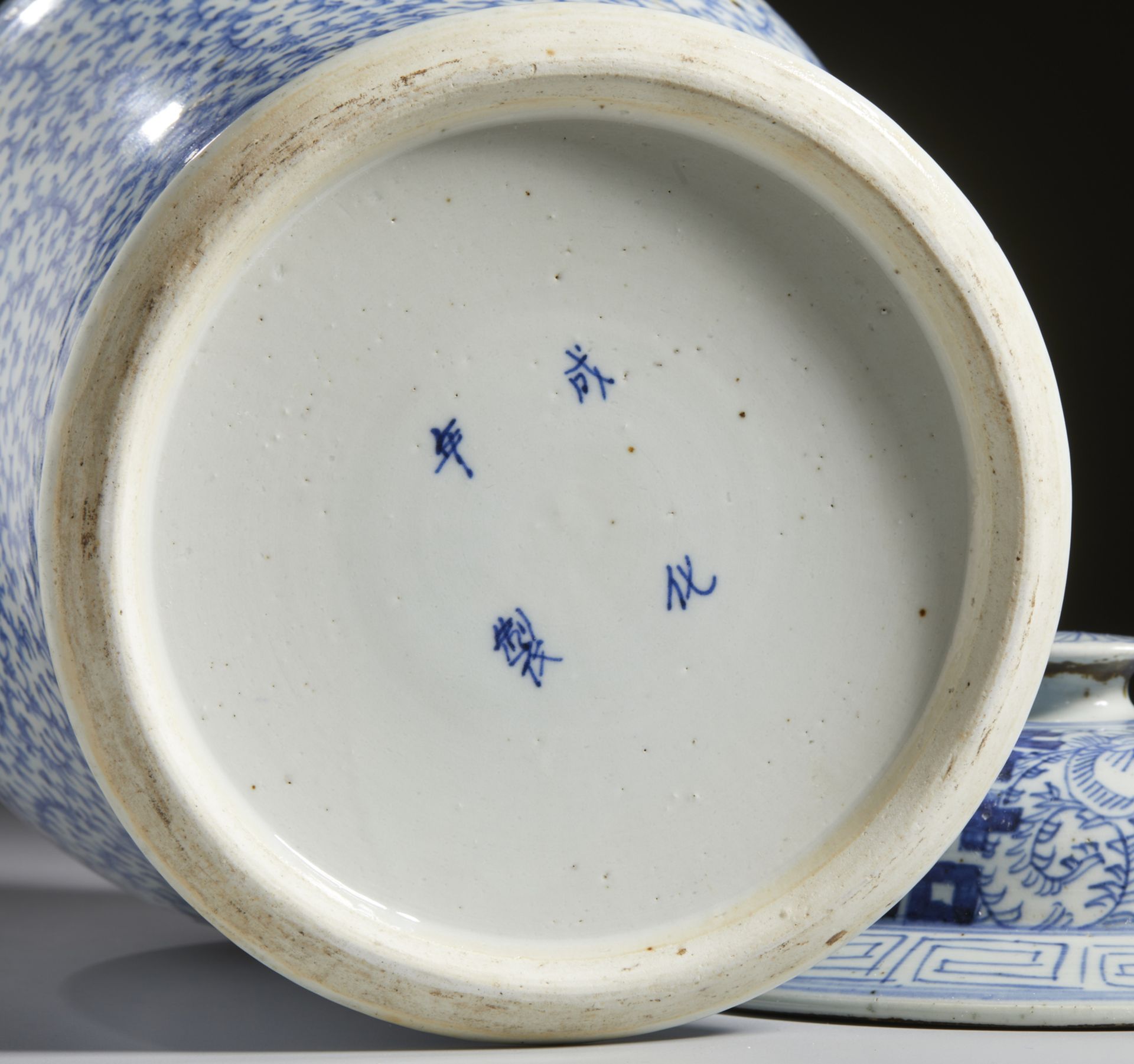 A blue and white porcelain potiche and cover China, Qing dynasty, 19th century Cm 43,00 - Bild 4 aus 4