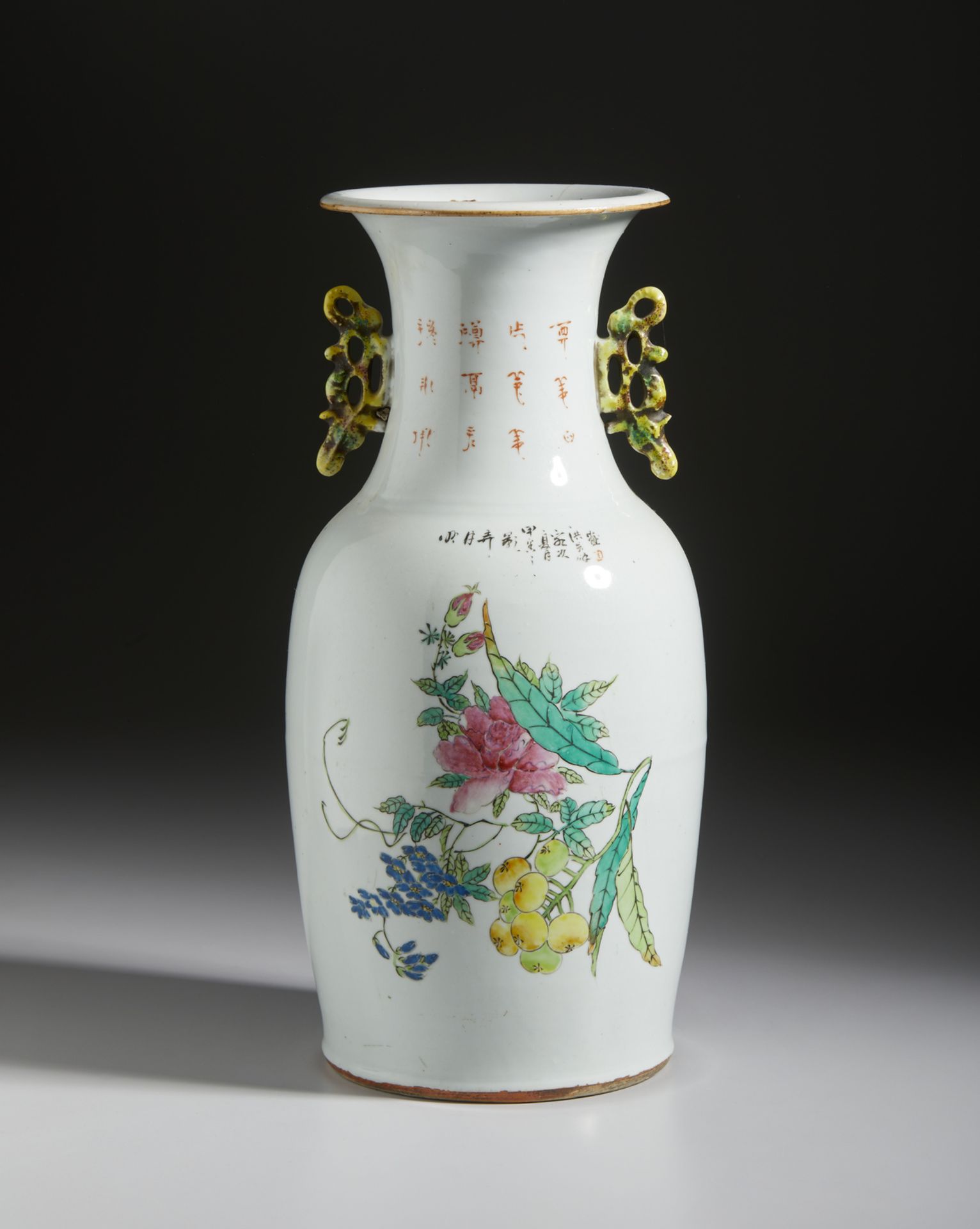 A porcelain baluster vase painted with courtly scenes China, Republic Period, early 20th century - Bild 3 aus 4