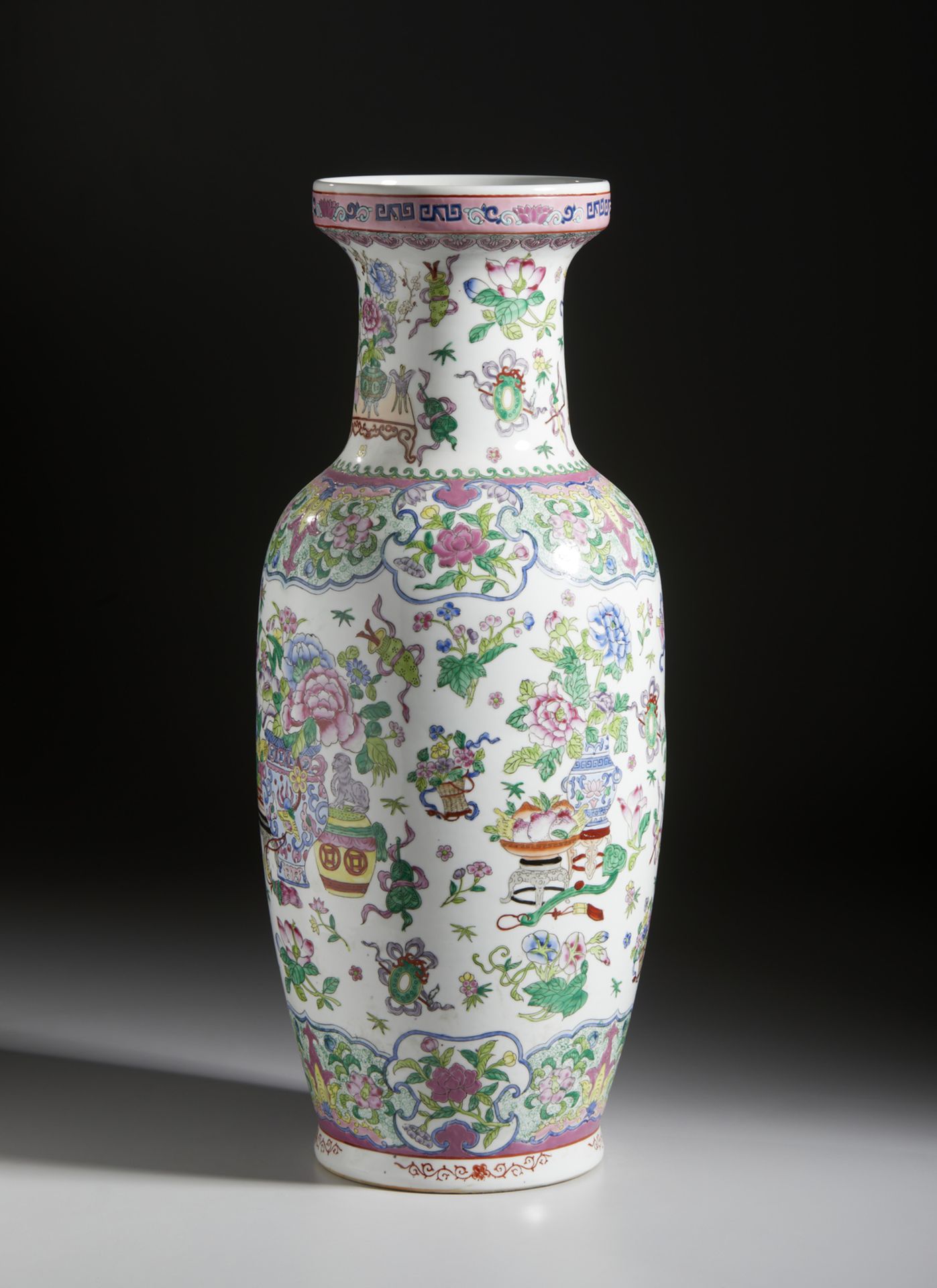 A famille rose porcelain vase decorated with peaches and sprays China, 20th century Glazed porcelain - Bild 4 aus 5