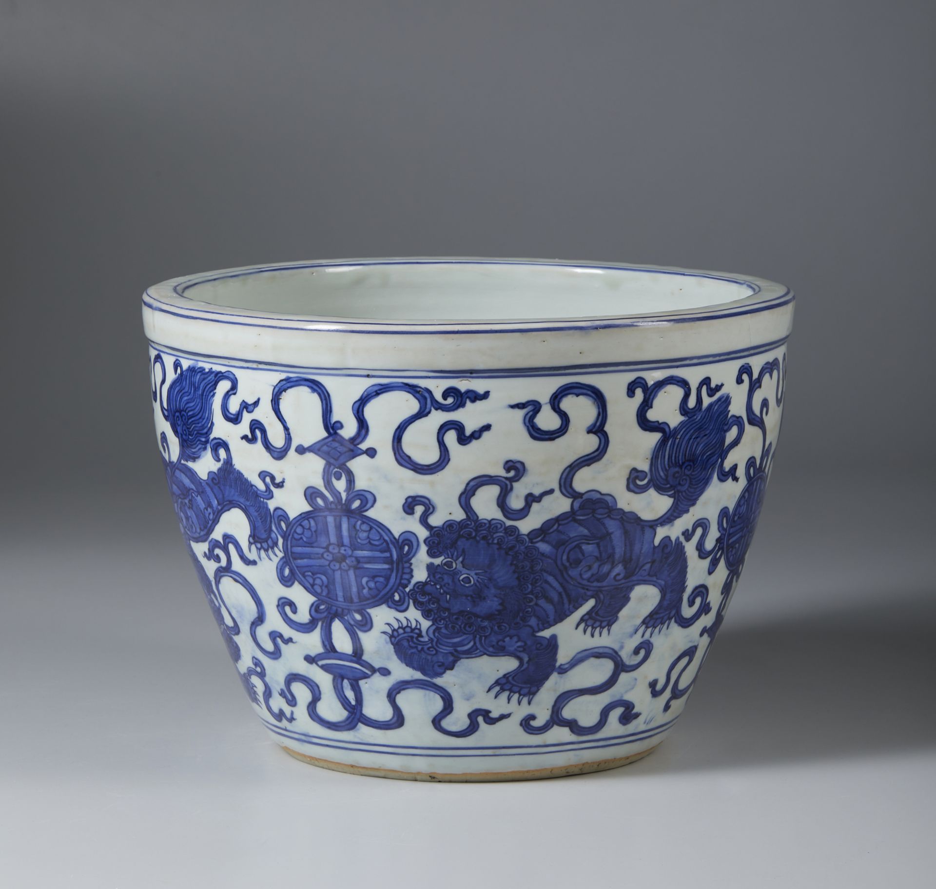 A fine Wanli six character mark blue&white fish tank. China, Minf (?), 15th centuryCm 35,50 x 25,40