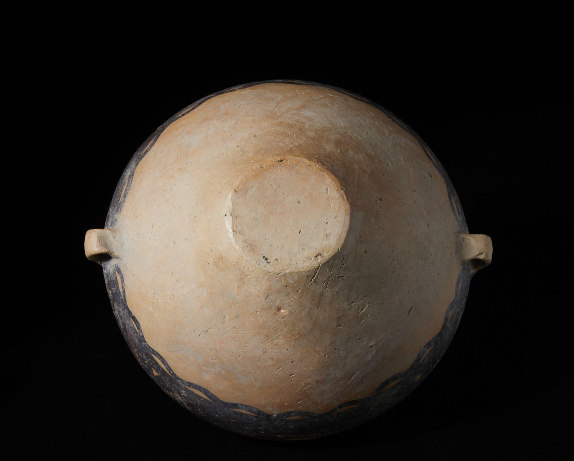 A fine polichrome earthenware jar China, Yangshao culture, 5th-6th millenium bCCm 37,50 x 32,00 - Bild 5 aus 5