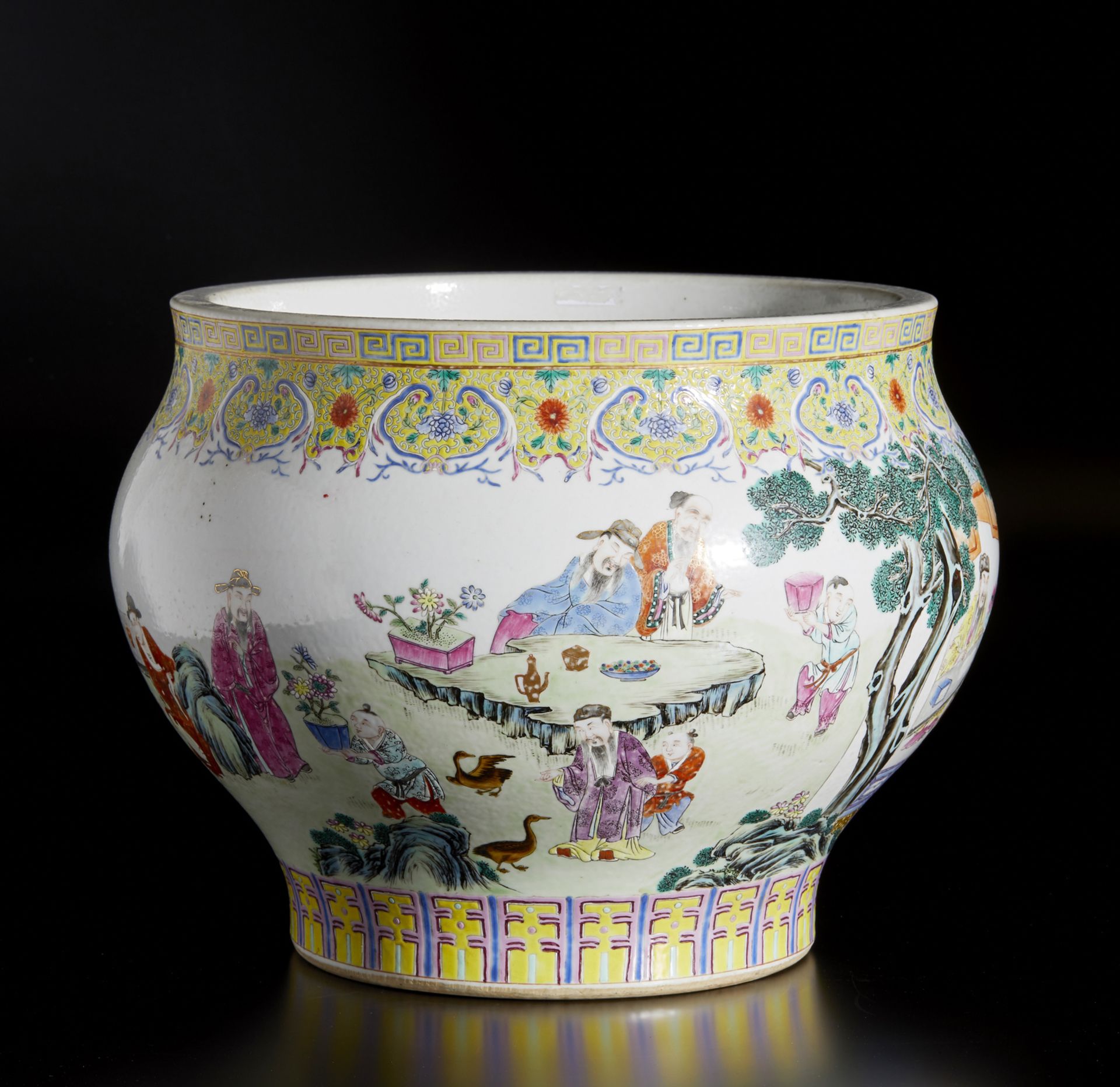 A large famille rose porcelain jardinier China, Qing dynasty, 19th century Cm 38,00 x 31,00 - Bild 3 aus 3