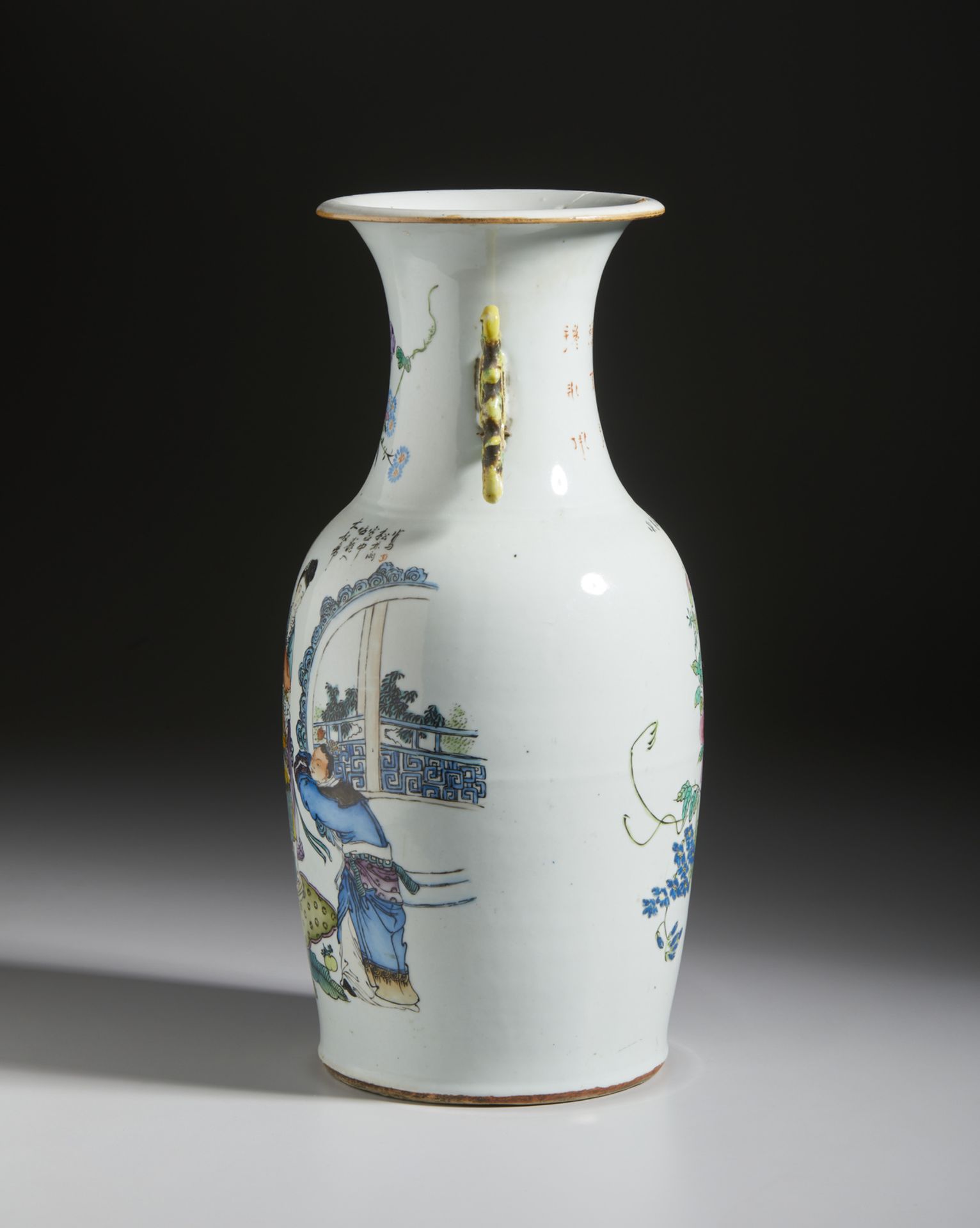 A porcelain baluster vase painted with courtly scenes China, Republic Period, early 20th century - Bild 2 aus 4