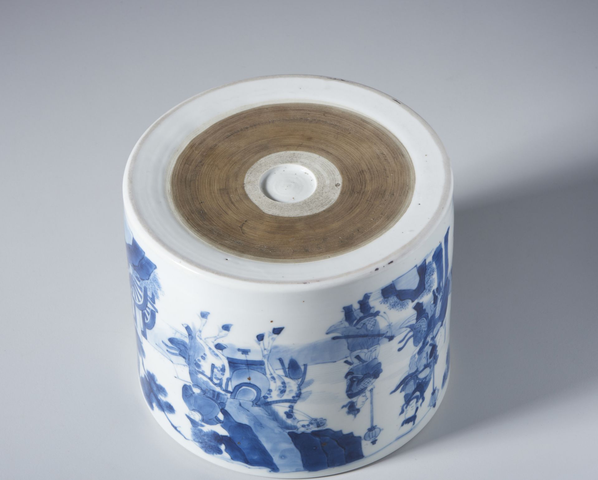 A large blue & white porcelain brushpot (bitong) China, Qing, 18th centuryCm 18,50 x 14,50 - Bild 5 aus 5