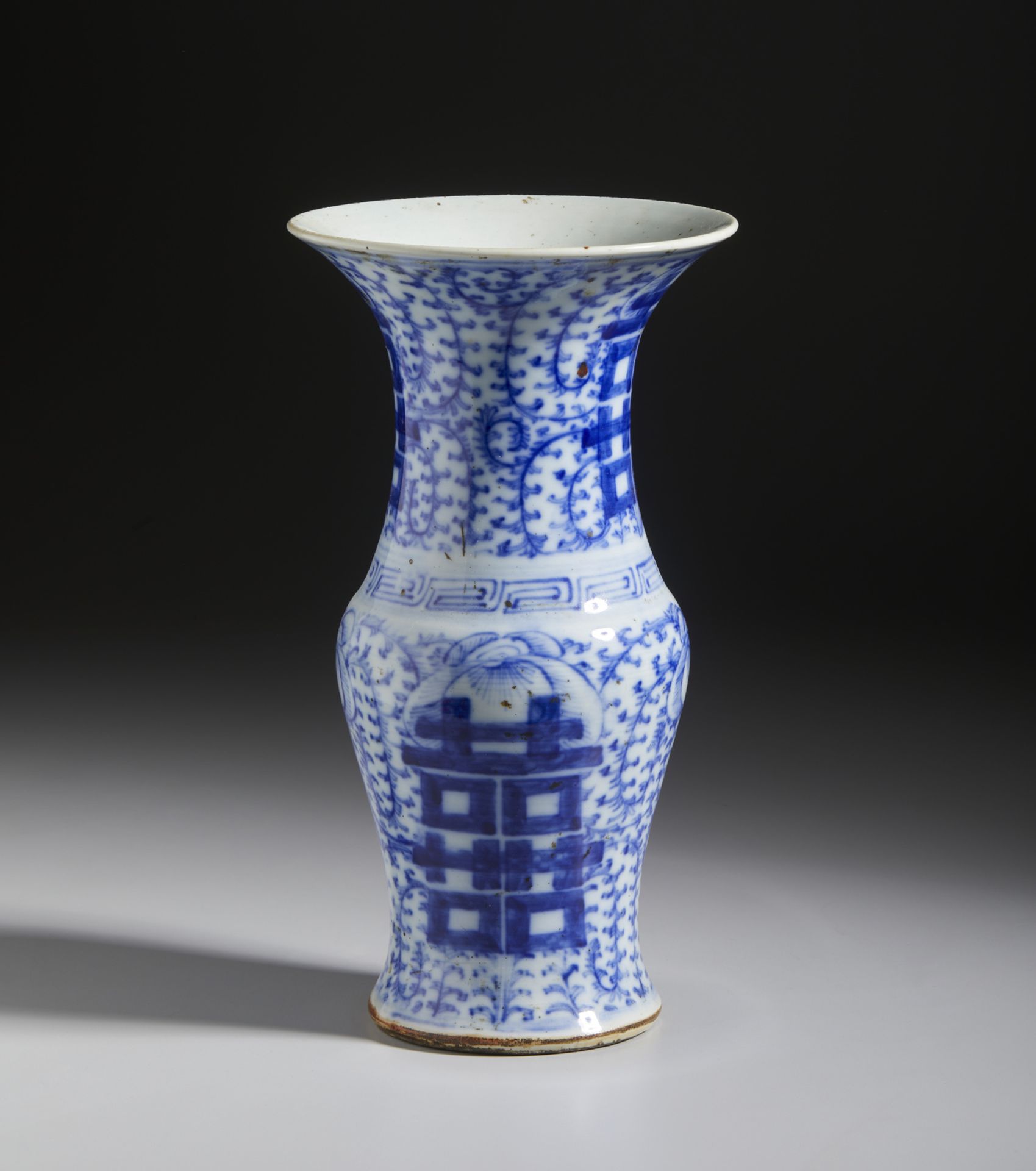 A blue and white phoenix tail shaped porcelain vase China, Qing dynasty, 19th century Cm 20,50 x - Bild 2 aus 4