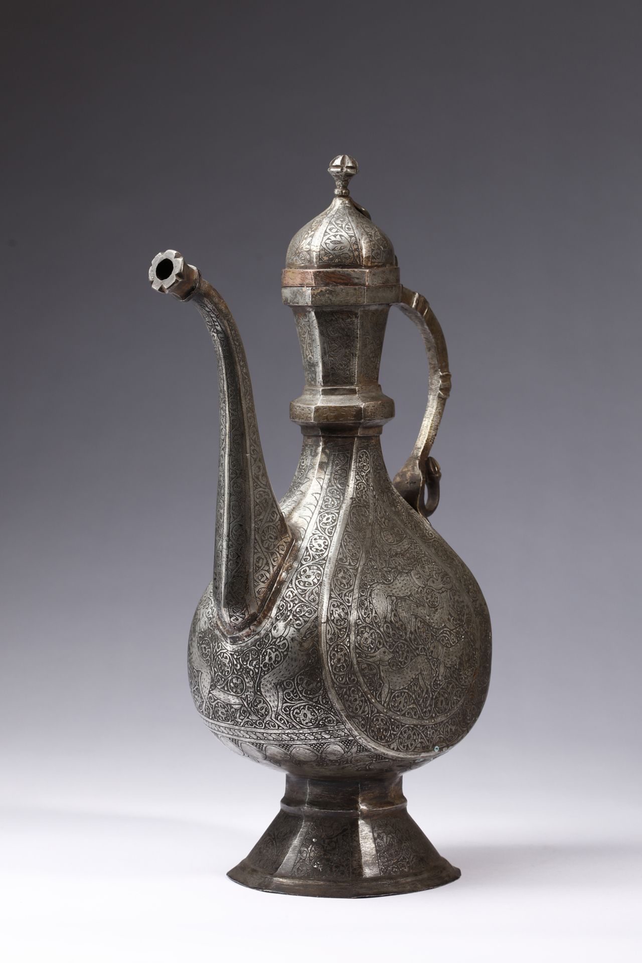 A large metal ewer (aftaba) engraved with scrolls and animals in combat Persia, 19th century Spout - Bild 2 aus 5