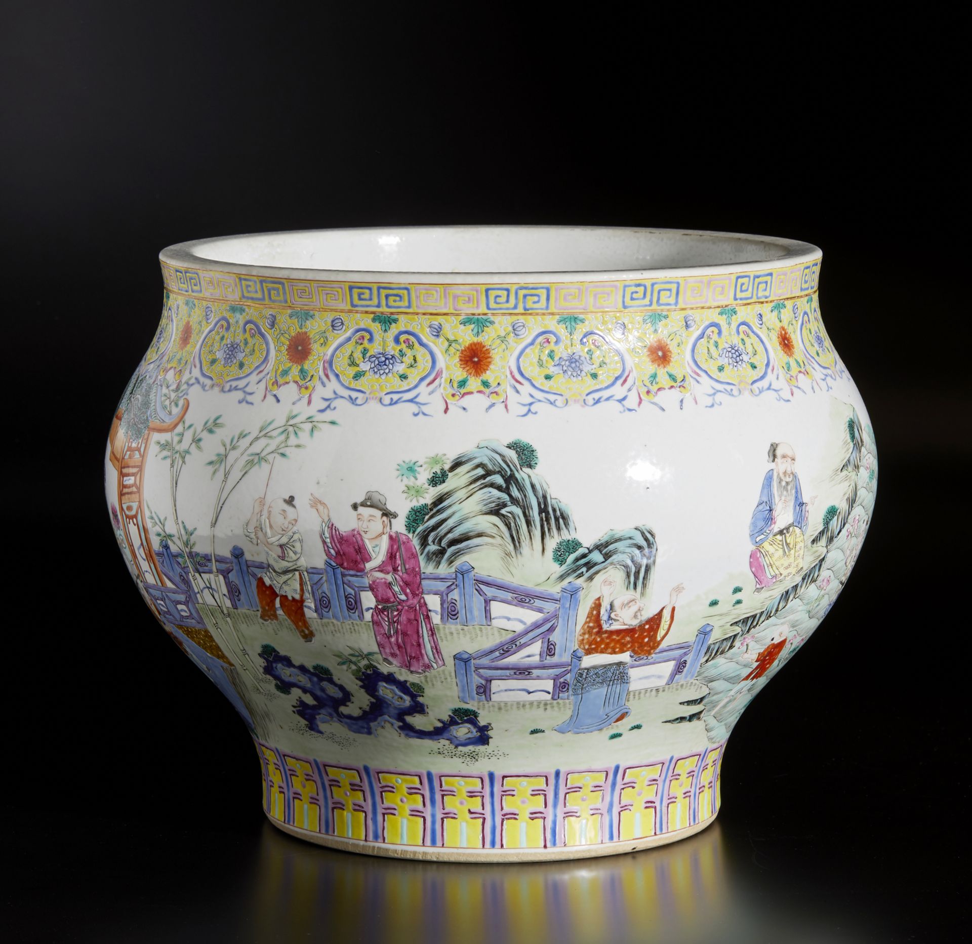 A large famille rose porcelain jardinier China, Qing dynasty, 19th century Cm 38,00 x 31,00