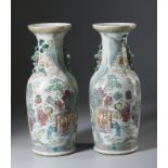 A pair of large baluster famille rose vases with lion shaped handles. Cina, Qing, 19th century. Cm