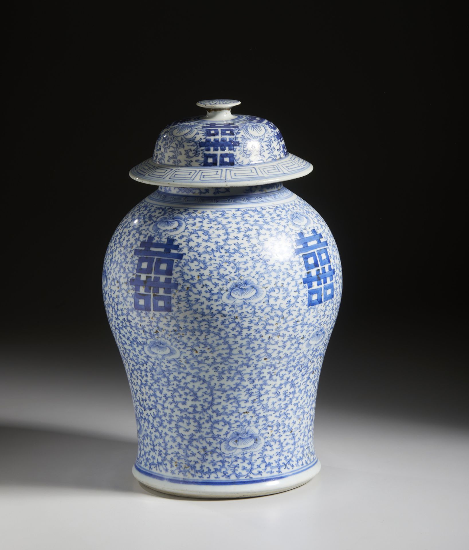 A blue and white porcelain potiche and cover China, Qing dynasty, 19th century Cm 43,00