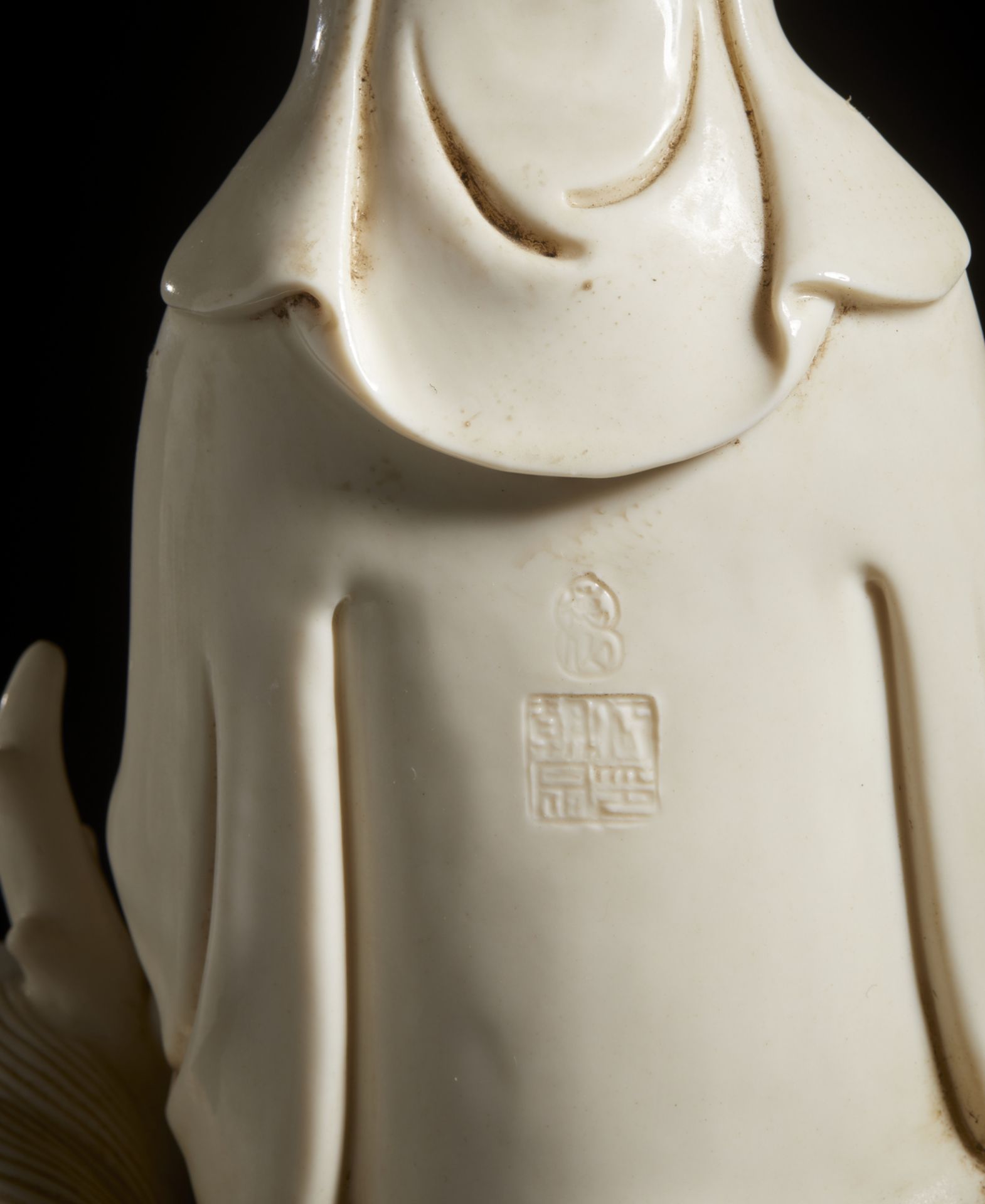 A Dehua porcelain figure of Guanyin China, late 19th- early 20th century Blanc de Chine manufacture, - Bild 5 aus 5