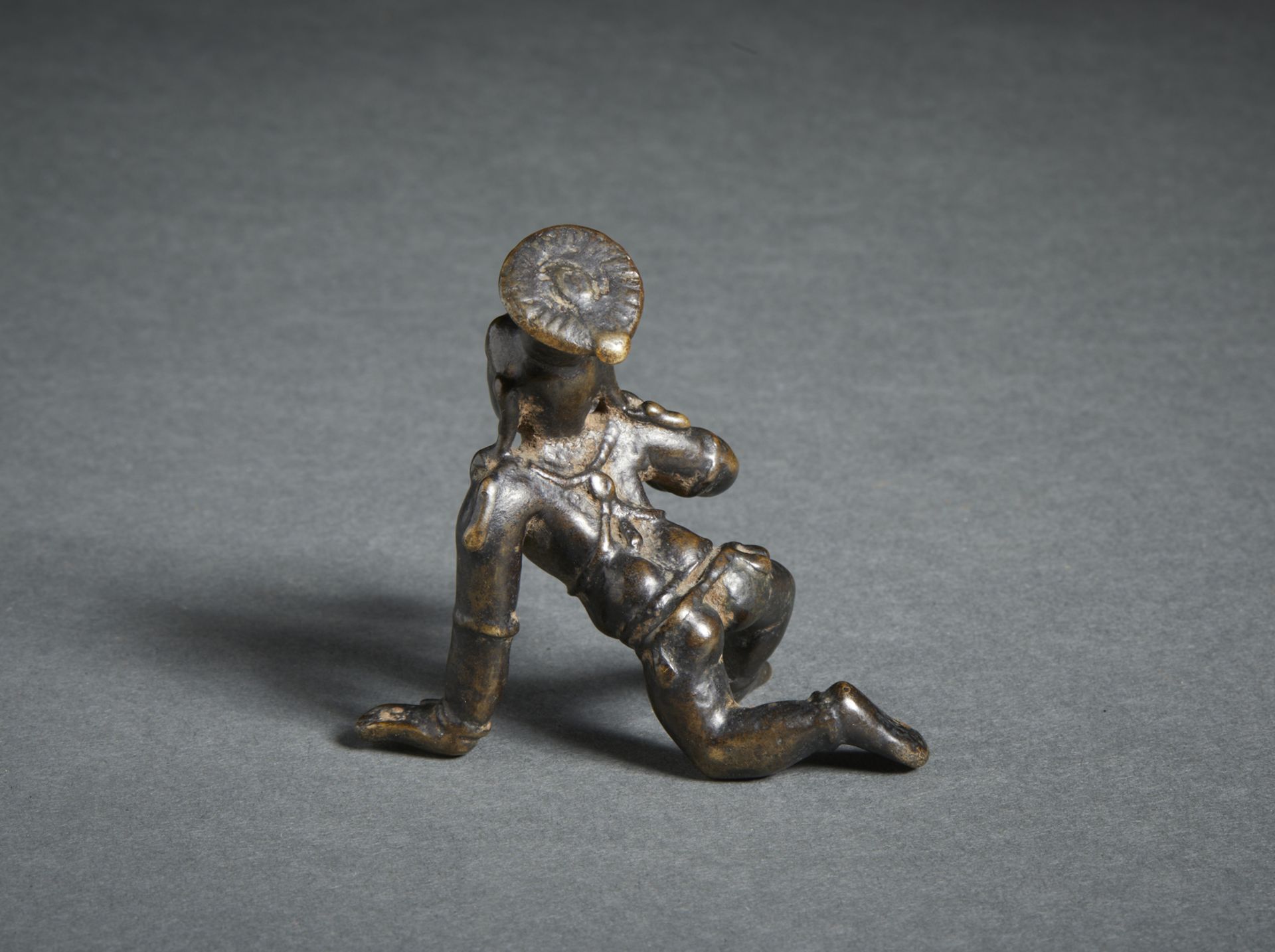 A bronze figure of crawling Balakrishna Southern India, Tamil Nadu, 17th century Cm 6,00 x 6,50 - Image 2 of 2
