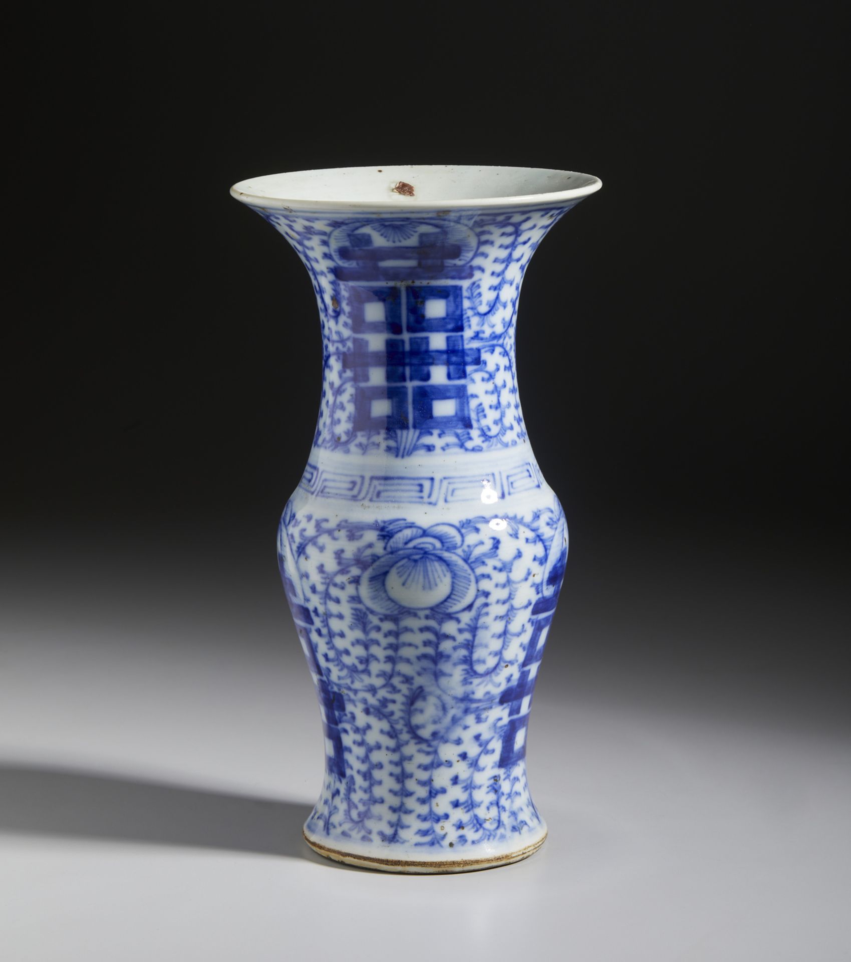 A blue and white phoenix tail shaped porcelain vase China, Qing dynasty, 19th century Cm 20,50 x - Bild 3 aus 4