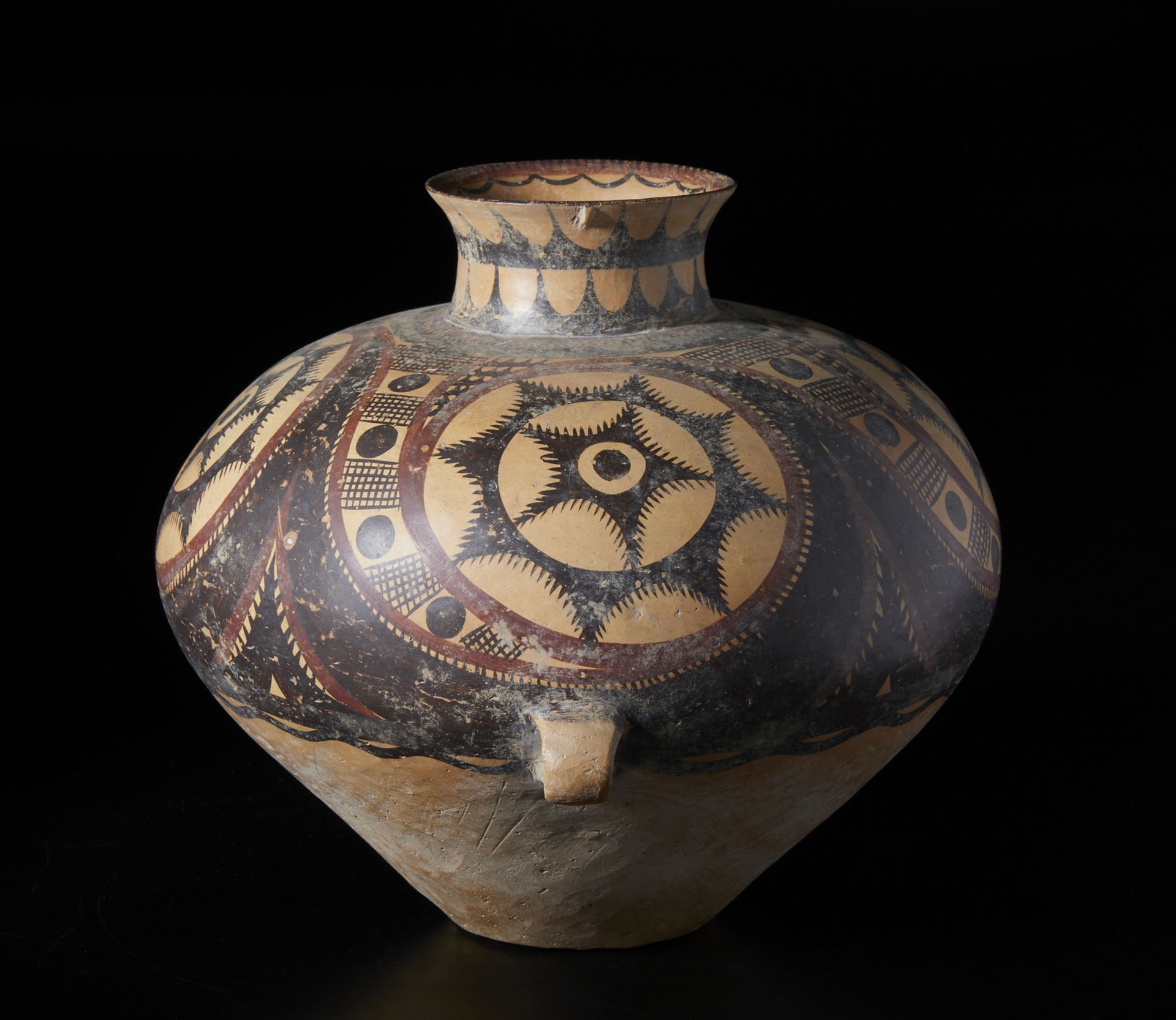 A fine polichrome earthenware jar China, Yangshao culture, 5th-6th millenium bCCm 37,50 x 32,00 - Bild 2 aus 5