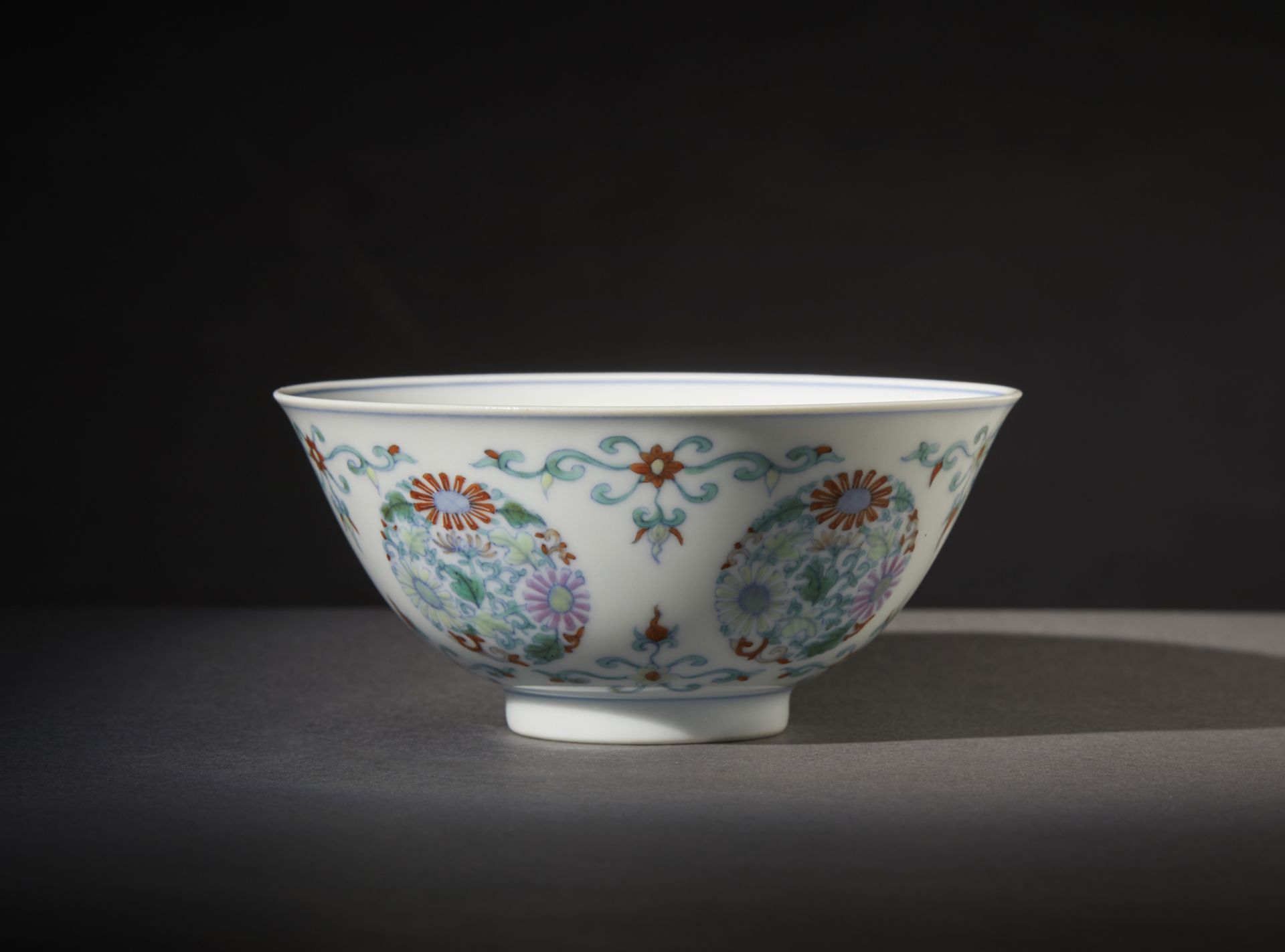 A doucai porcelain cup. Cina, Qing dynasty, 19th century A porcelain cup with elegant doucai - Bild 2 aus 5