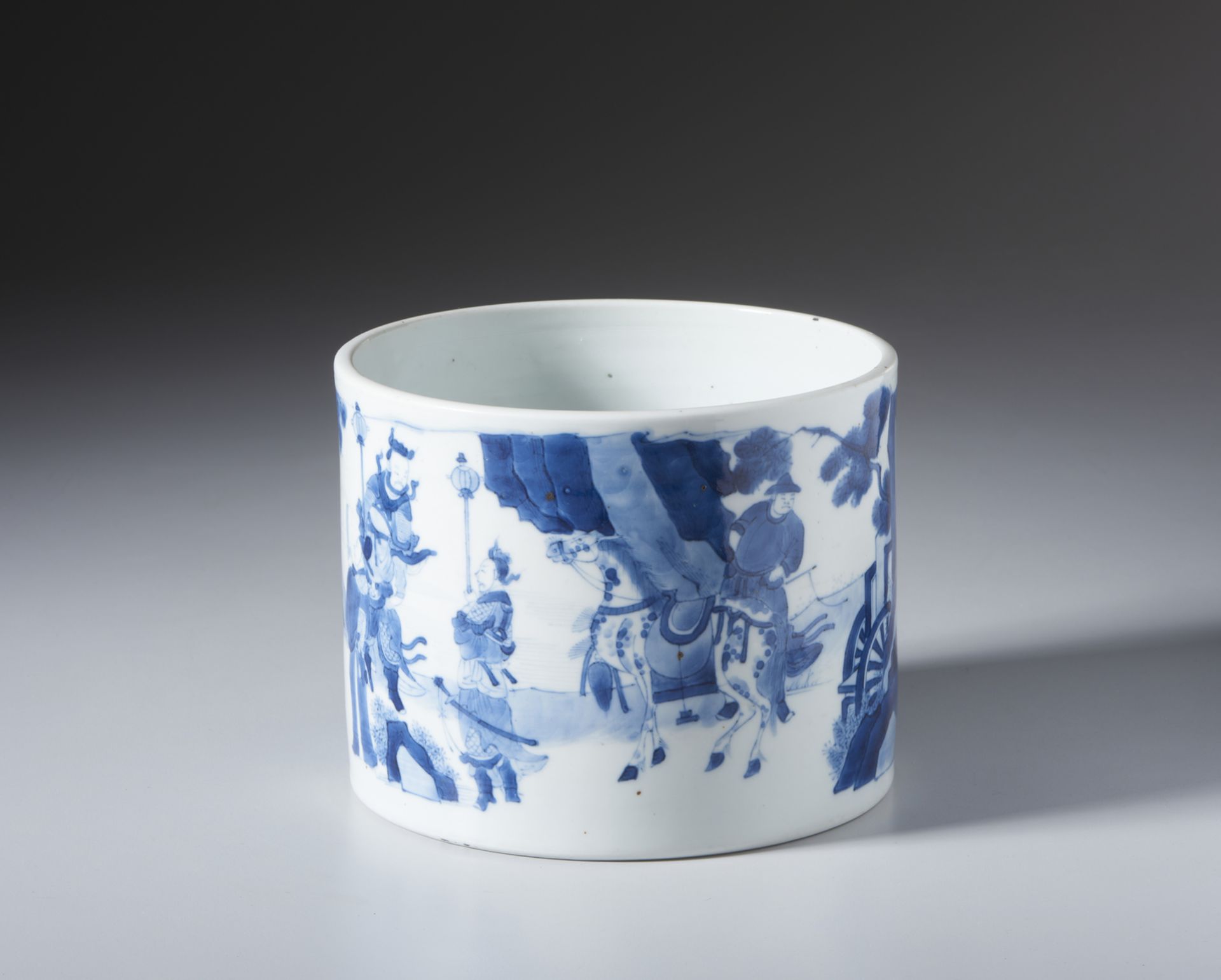 A large blue & white porcelain brushpot (bitong) China, Qing, 18th centuryCm 18,50 x 14,50