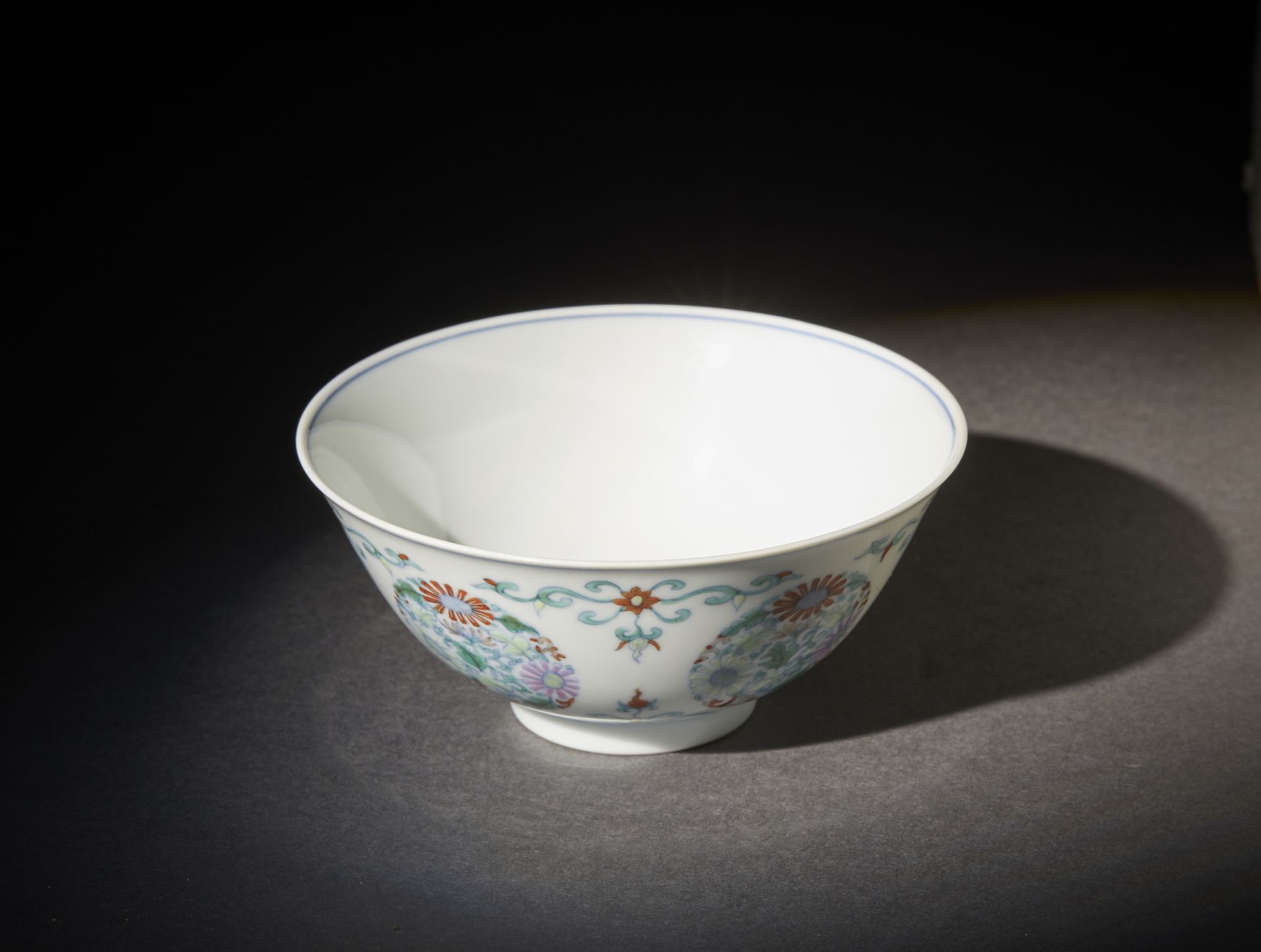 A doucai porcelain cup. Cina, Qing dynasty, 19th century A porcelain cup with elegant doucai - Bild 3 aus 5