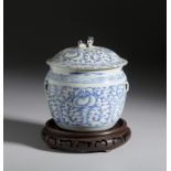 A blue and white porcelain storage jar China, Qing dynasty, 18th century Cm 19,50 x 22,50