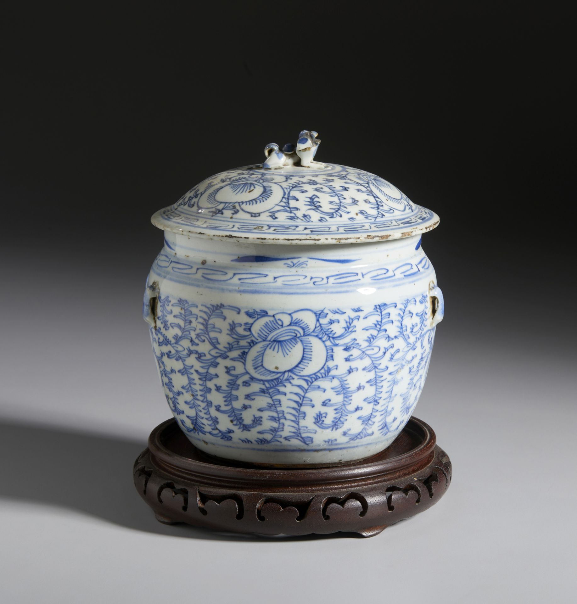 A blue and white porcelain storage jar China, Qing dynasty, 18th century Cm 19,50 x 22,50