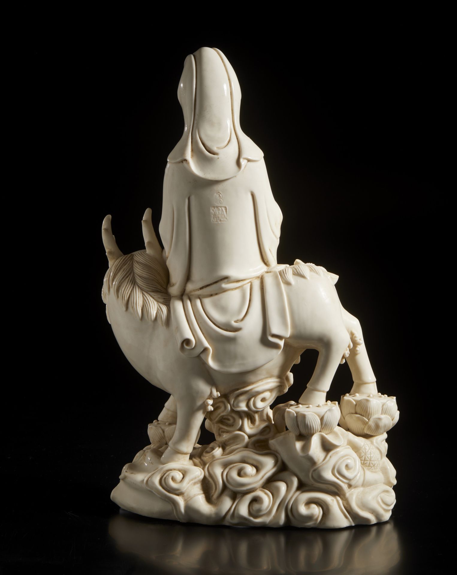 A Dehua porcelain figure of Guanyin China, late 19th- early 20th century Blanc de Chine manufacture, - Bild 4 aus 5