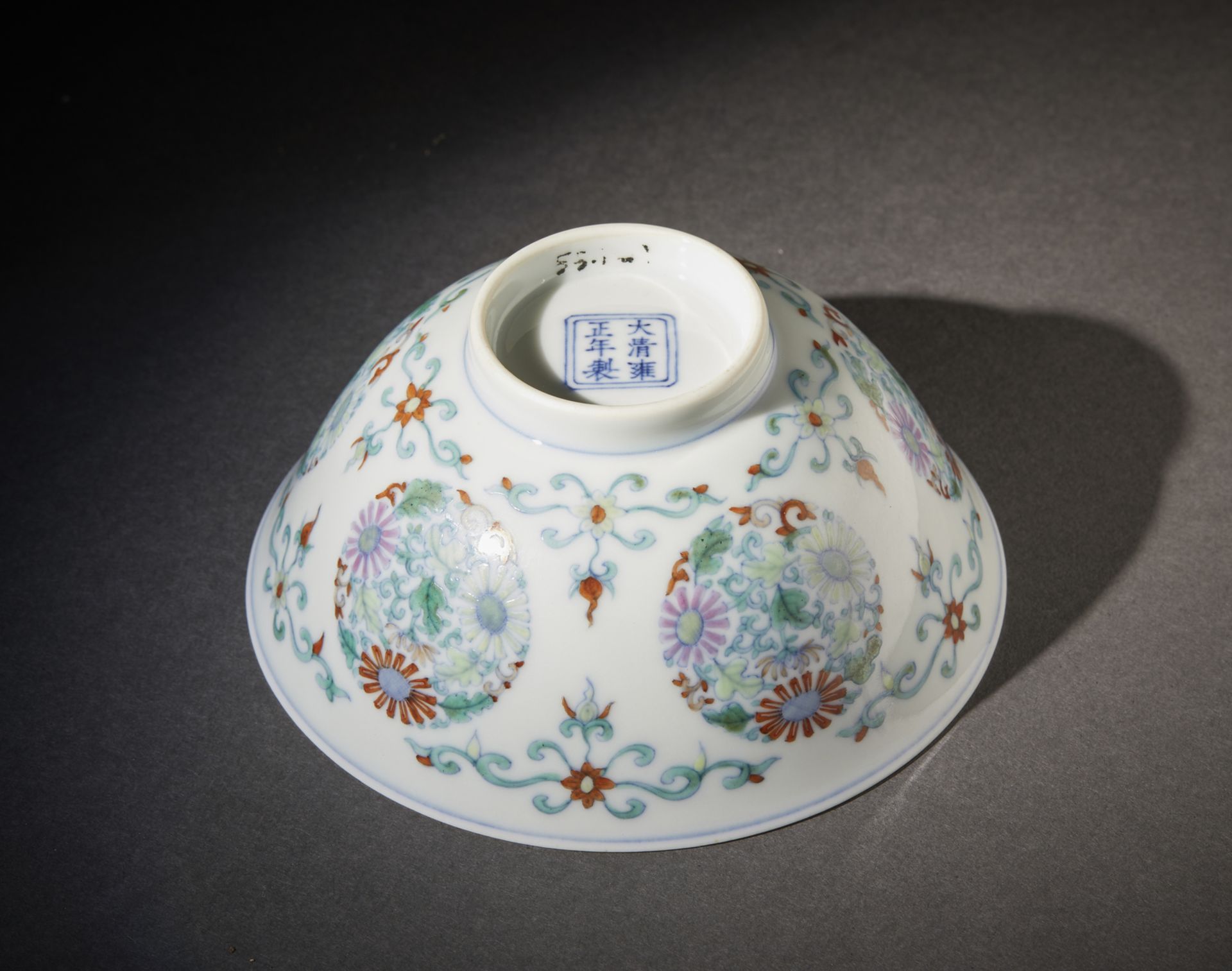 A doucai porcelain cup. Cina, Qing dynasty, 19th century A porcelain cup with elegant doucai - Bild 4 aus 5