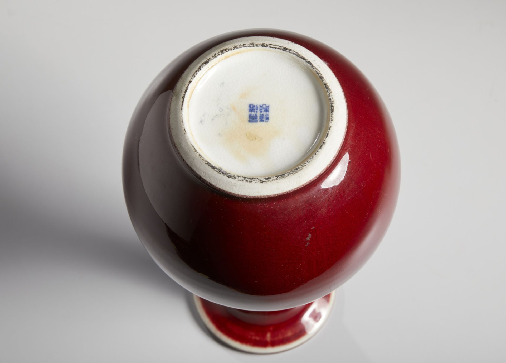A sang de boeuf glazed porcelain vase China, 19th century Cm 15,00 x 24,00 - Bild 3 aus 3