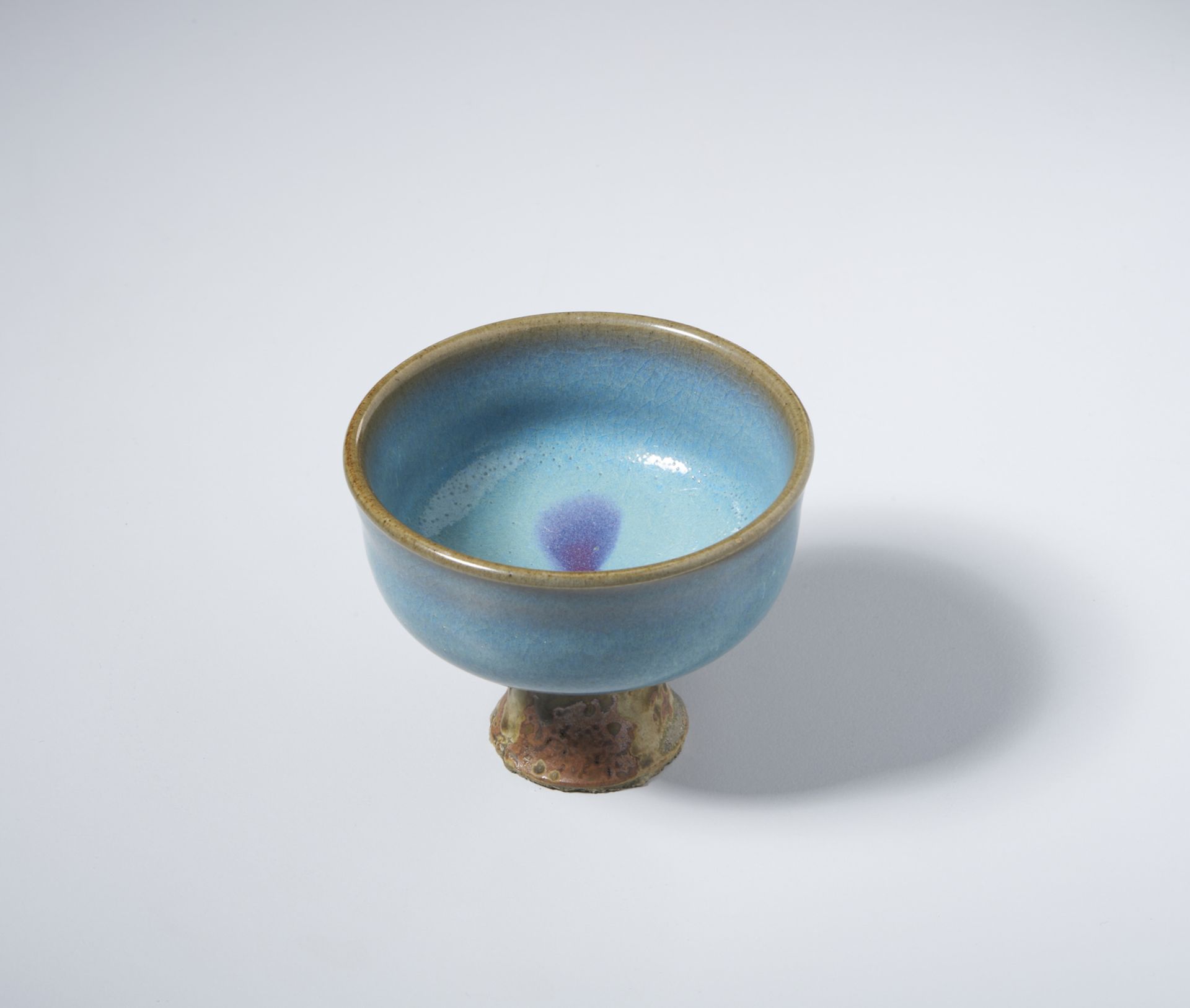 A Jun ware stem cup with purple spot China, Qing, 19th centuryCm 9,50 x 7,50 - Bild 2 aus 3