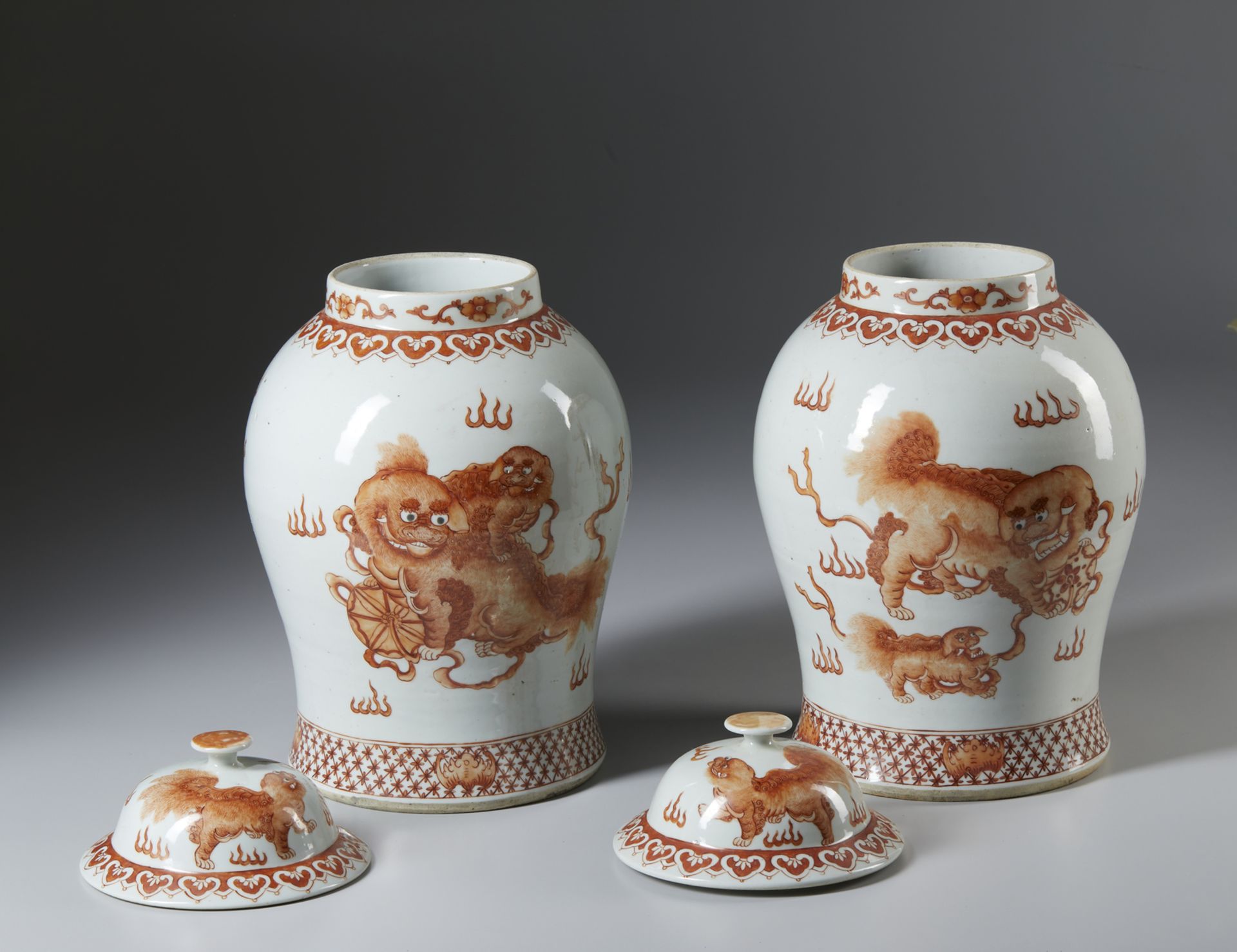 A fine and impressive pair of porcelain iron red “Pho dogs” storage jars . China, Qing, 19th century - Bild 2 aus 3
