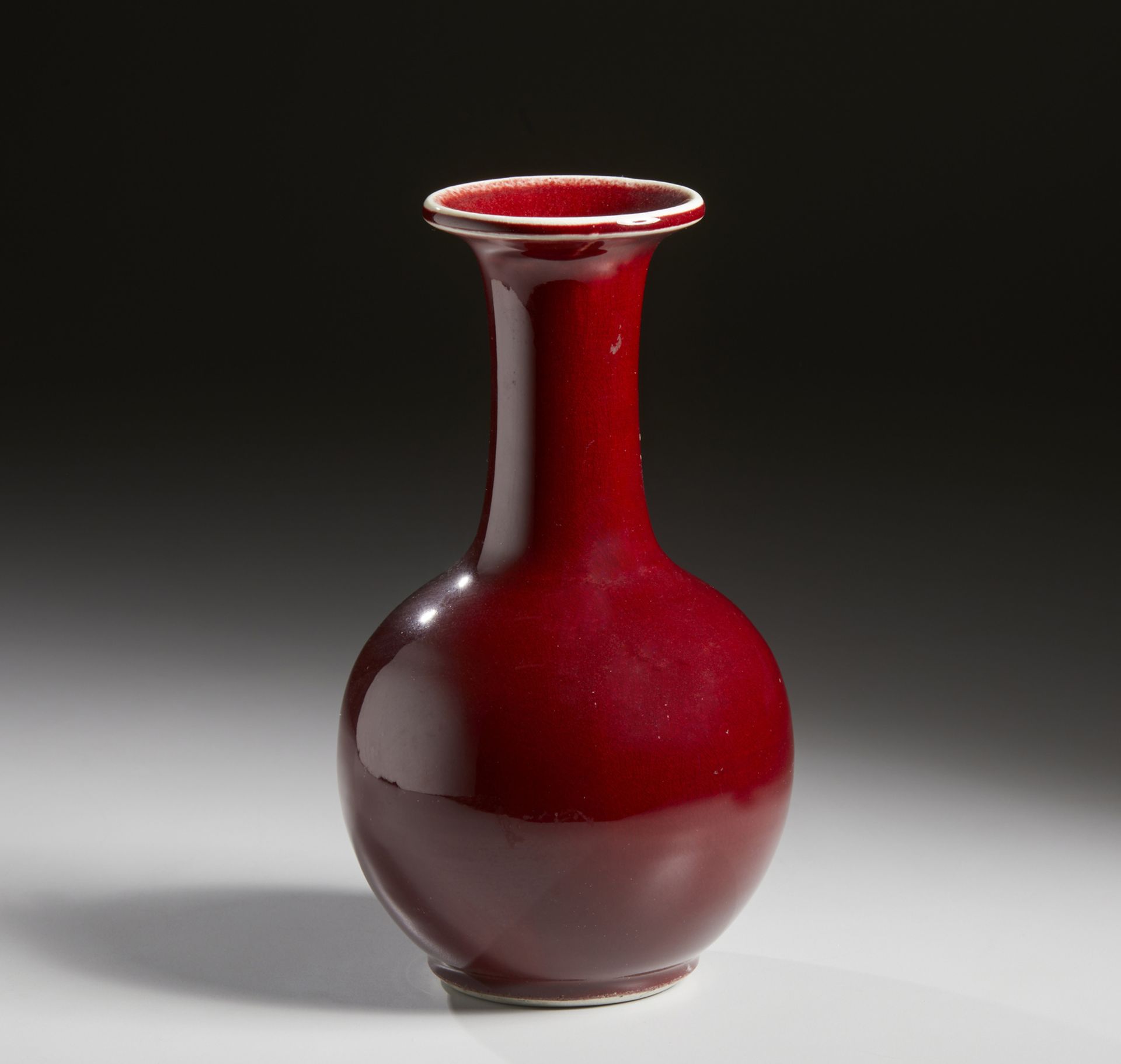 A sang de boeuf glazed porcelain vase China, 19th century Cm 15,00 x 24,00