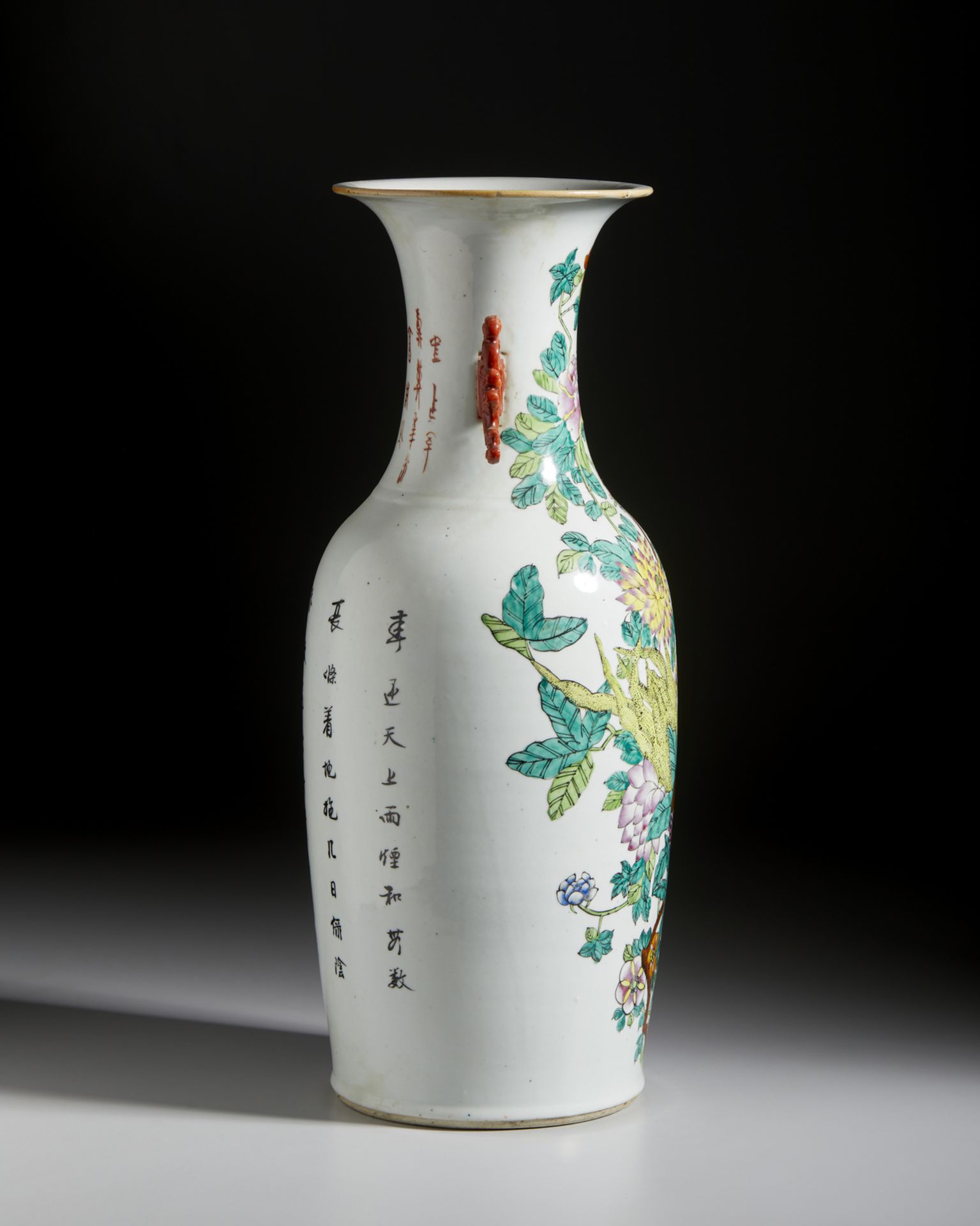 A famille rose porcelain baluster vase painted with flowers China, Republic Period, 20th century - Bild 4 aus 5