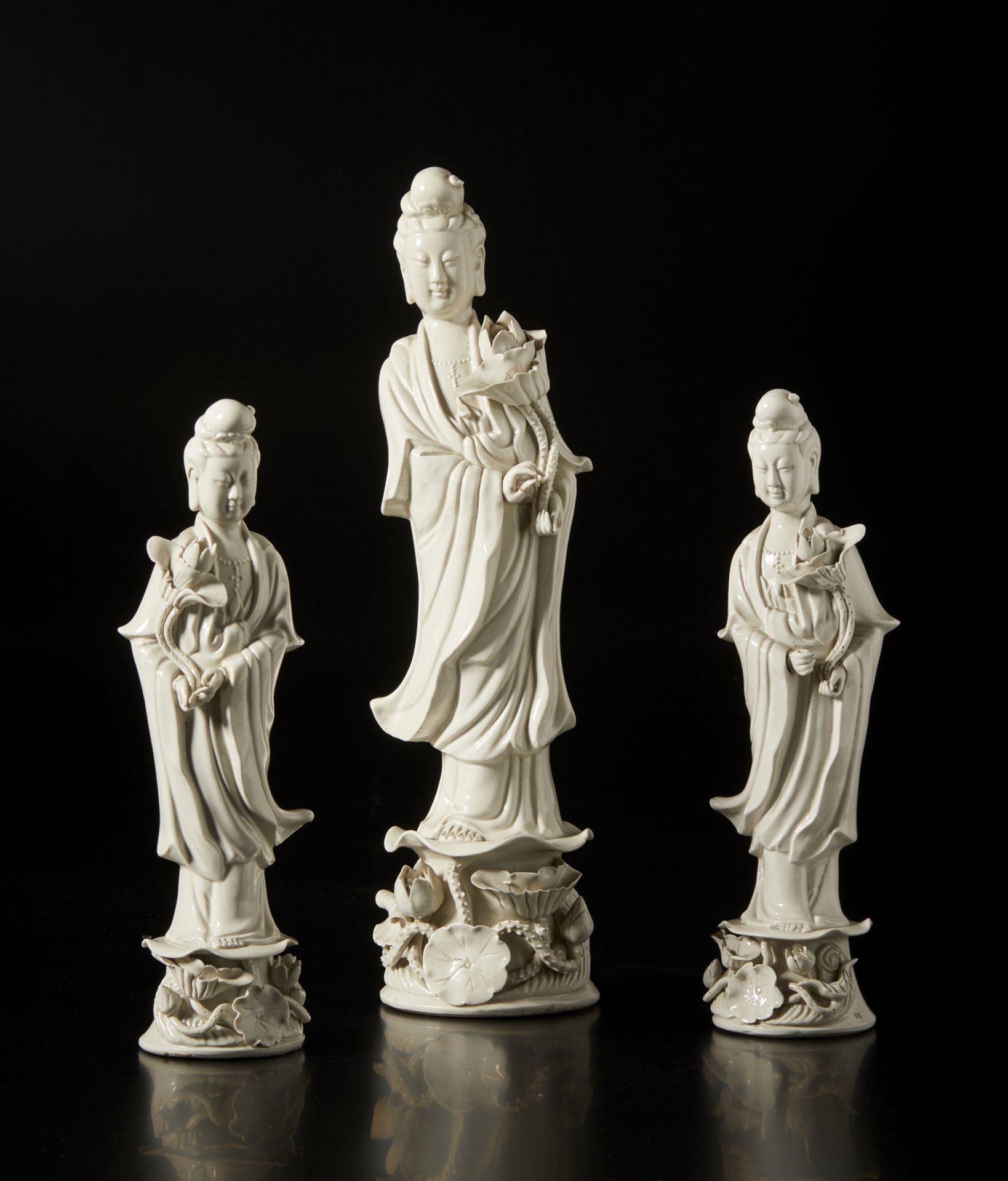 Five Dehua porcelain sculptures depicting Guanyjn holding a blooming lotus branch China, Qing - Bild 3 aus 5