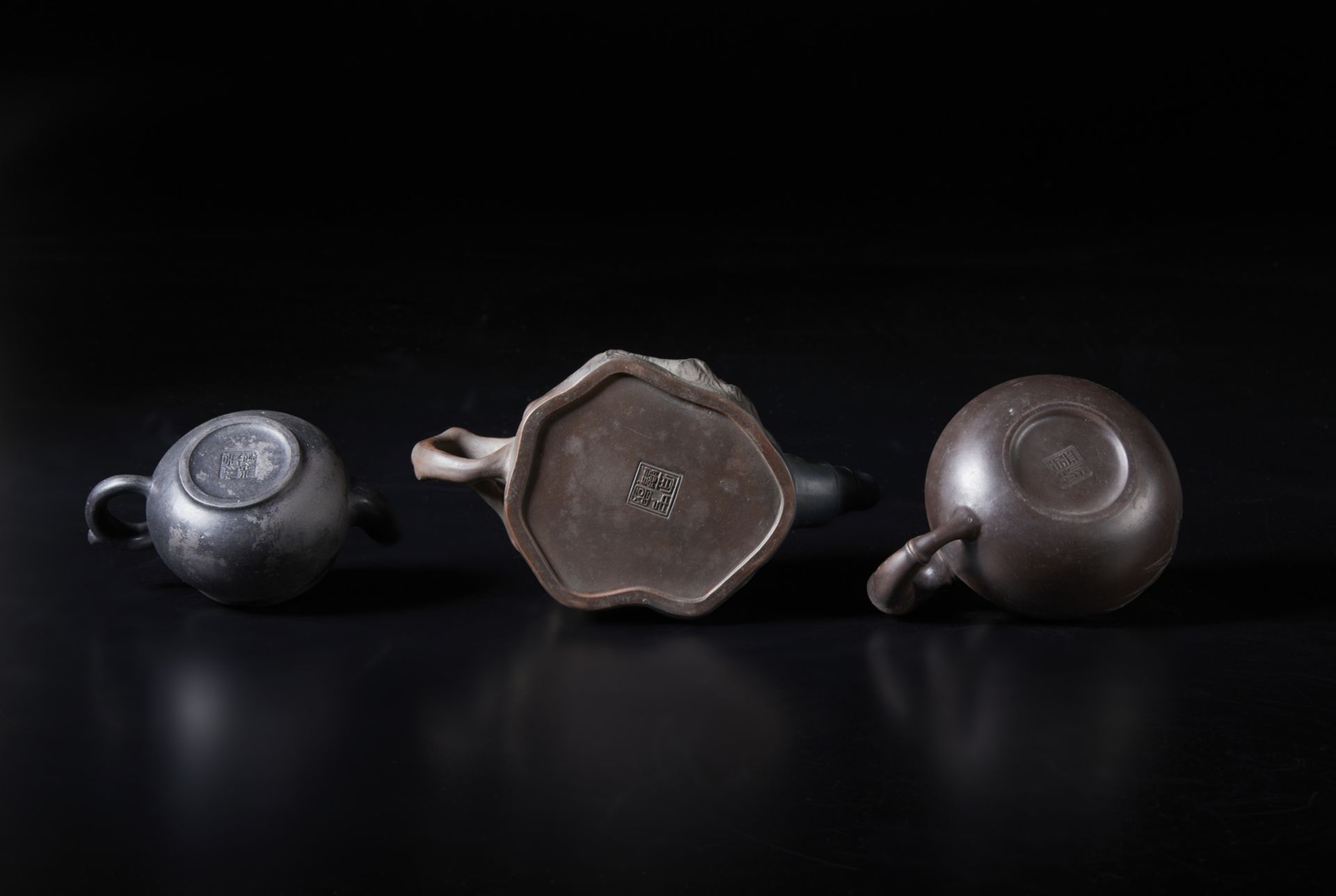 A group of five Yixing earthenware teapots China, Republic period Additional measurements: 9.5x15 cm - Bild 4 aus 6
