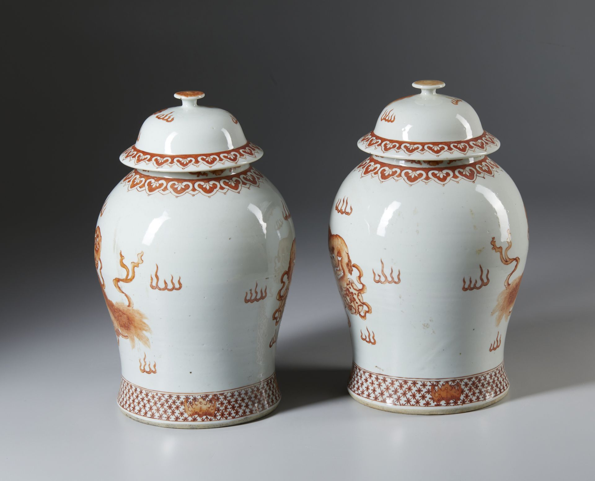 A fine and impressive pair of porcelain iron red “Pho dogs” storage jars . China, Qing, 19th century - Bild 3 aus 3