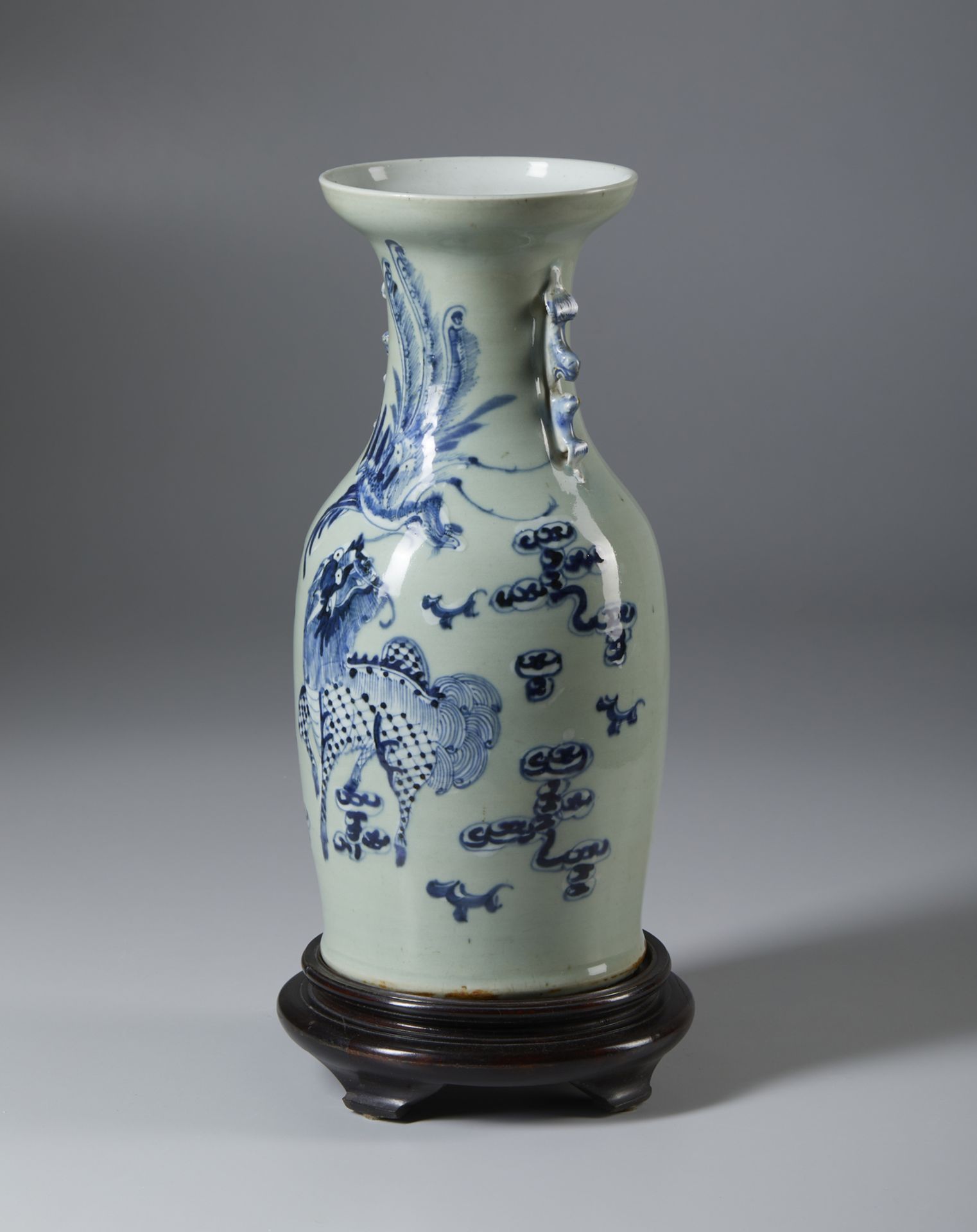 A blue and white pocelain baluster vase painted with pho dog China, late 19th century Cm 20,00 x - Bild 2 aus 2